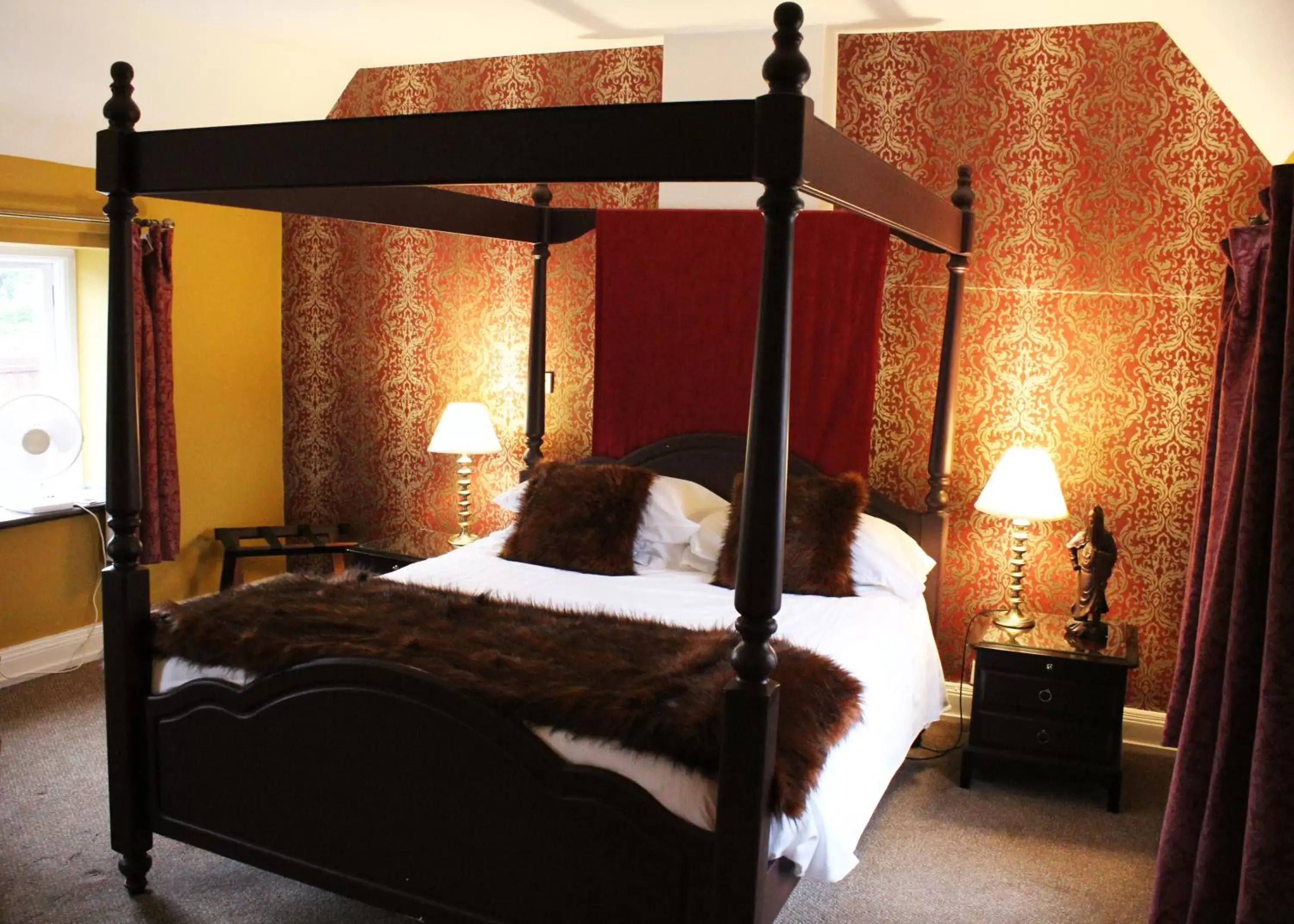 Bed in The Lion Hotel