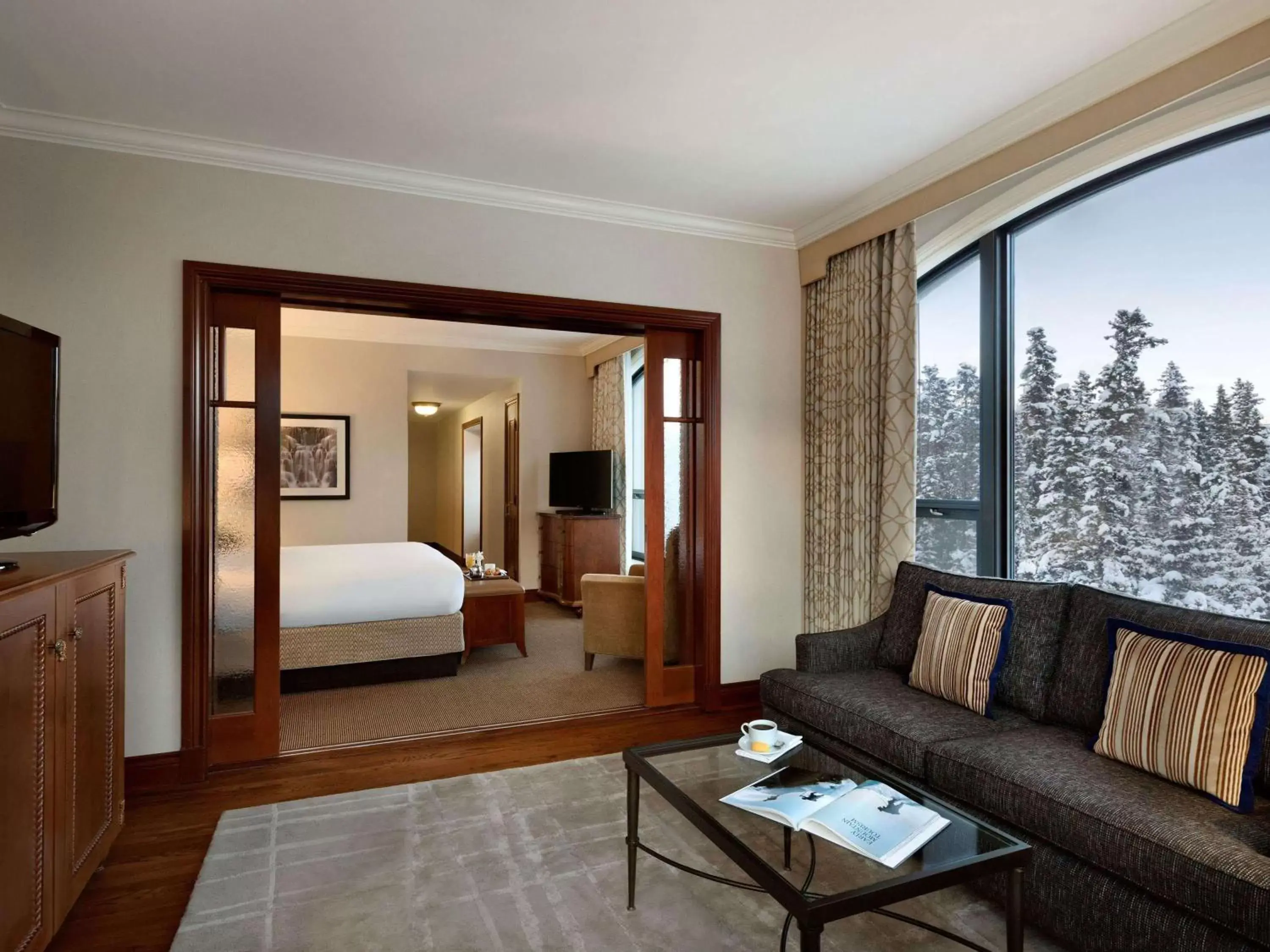 Bedroom, Seating Area in Fairmont Château Lake Louise