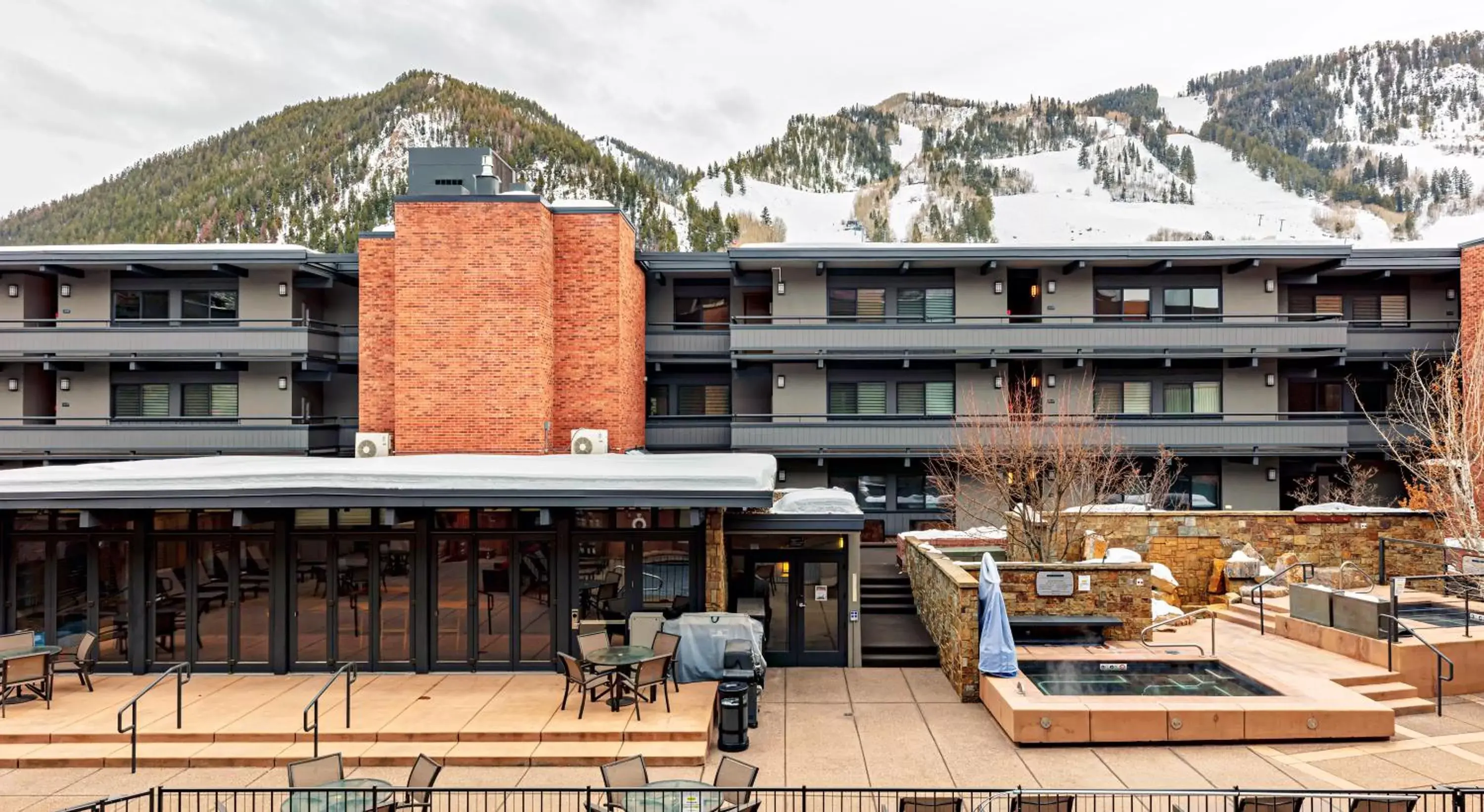 Inner courtyard view, Property Building in Aspen Square Condominium Hotel