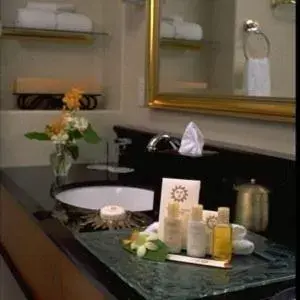 Bathroom in Hotel Le Soleil by Executive Hotels