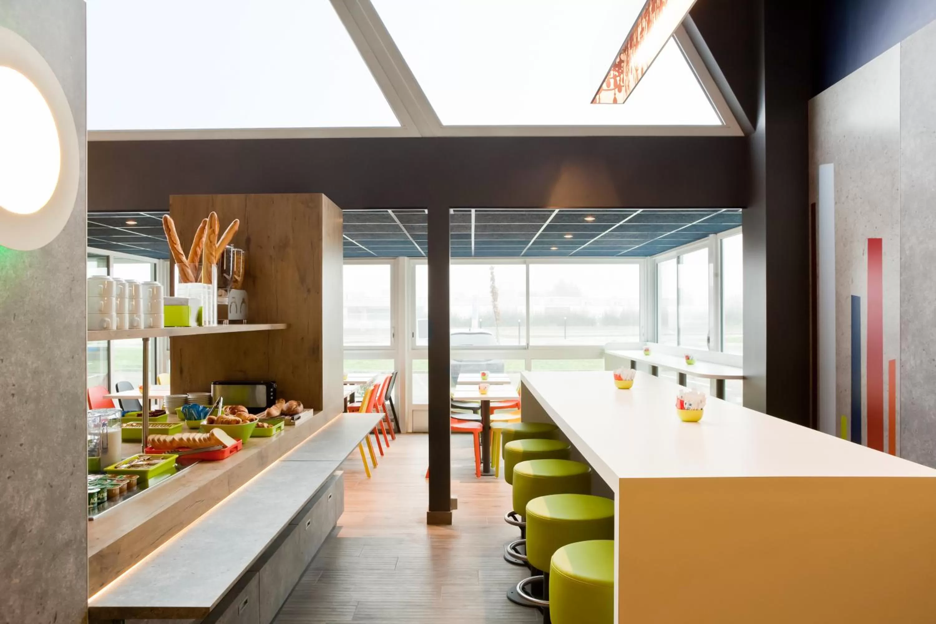 Lounge or bar in ibis budget Pontault Combault RN4 Marne La Vallée