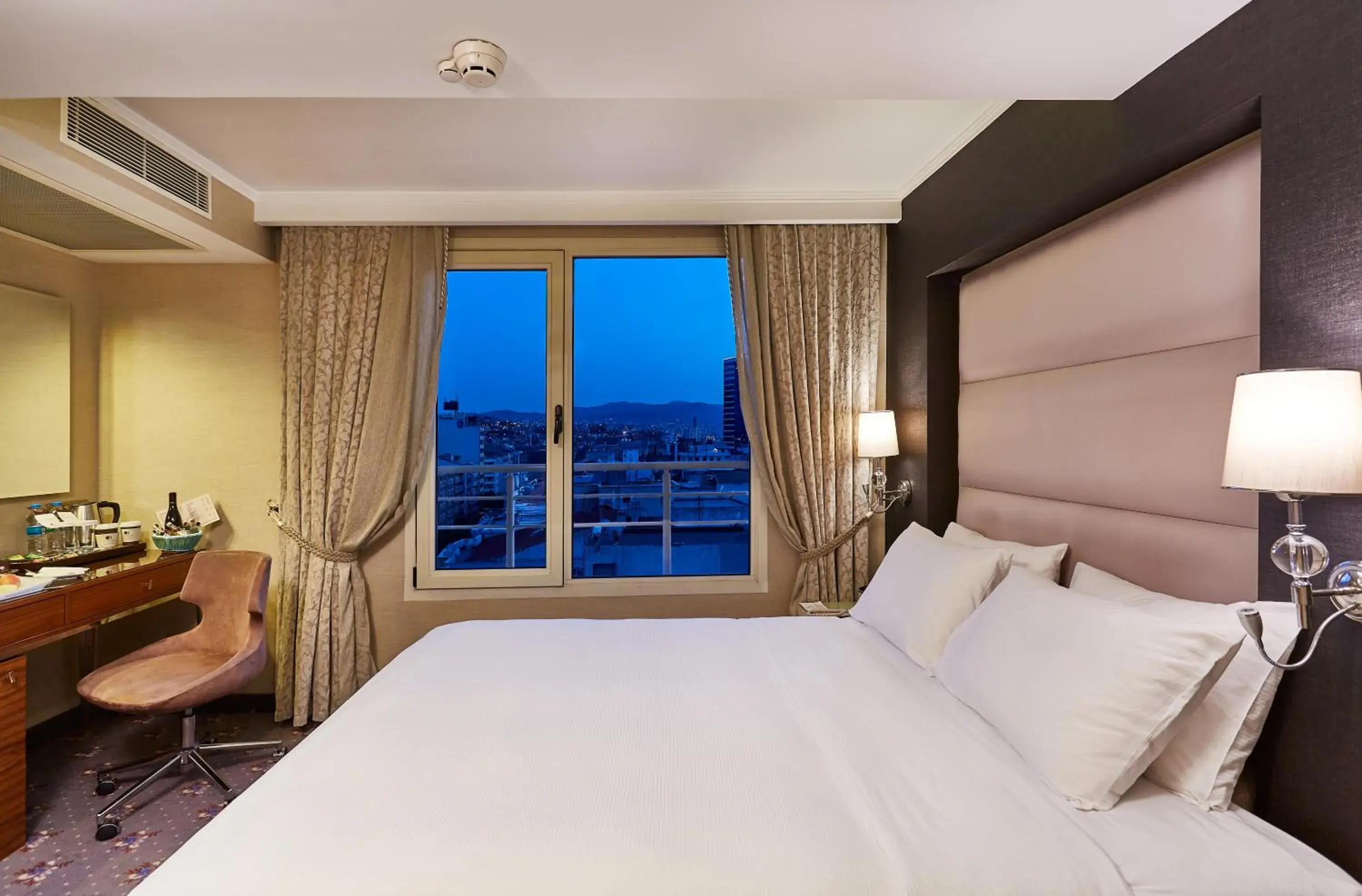 Bed in DoubleTree By Hilton Hotel Izmir - Alsancak