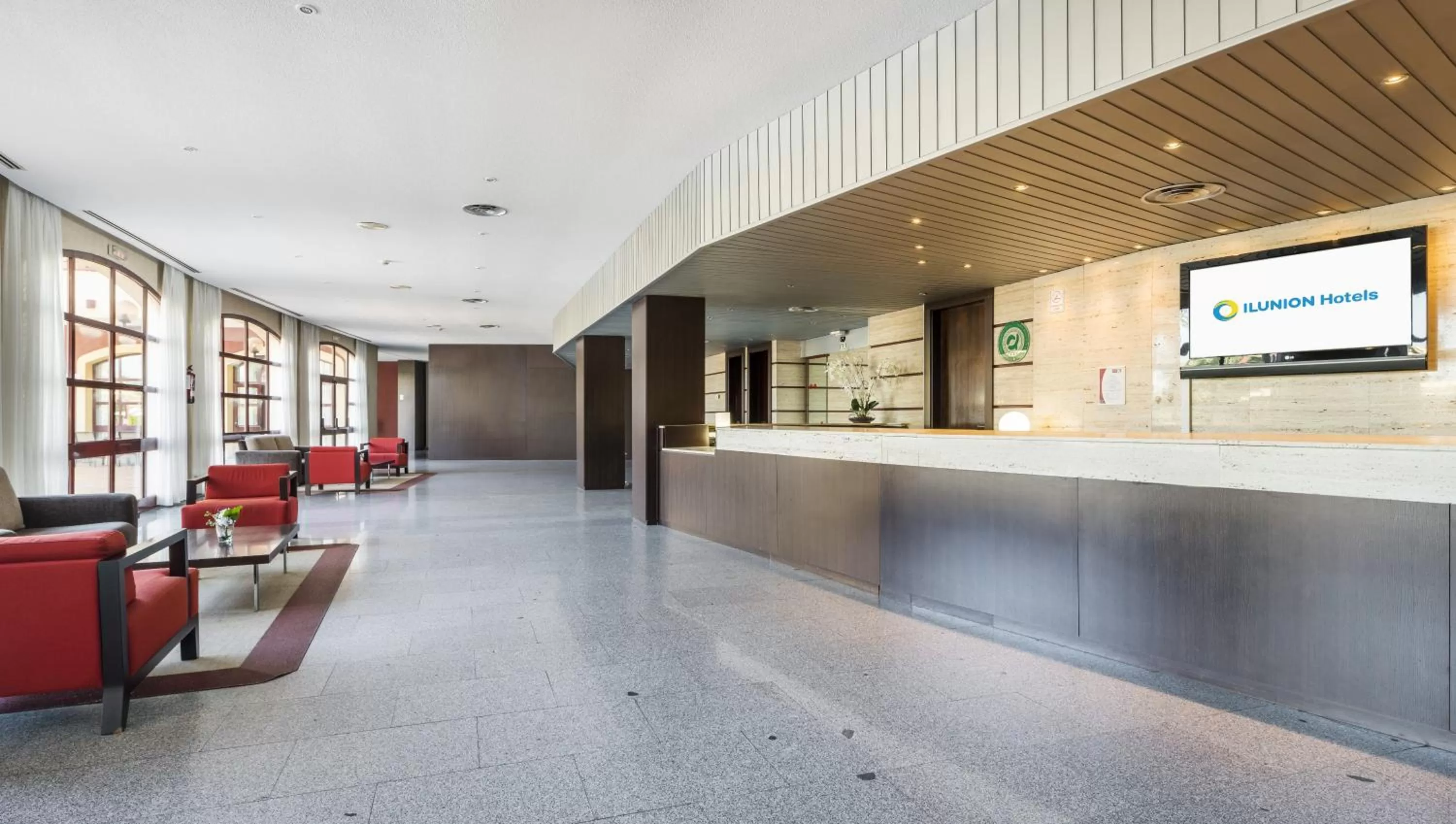 Lobby or reception in Ilunion Golf Badajoz