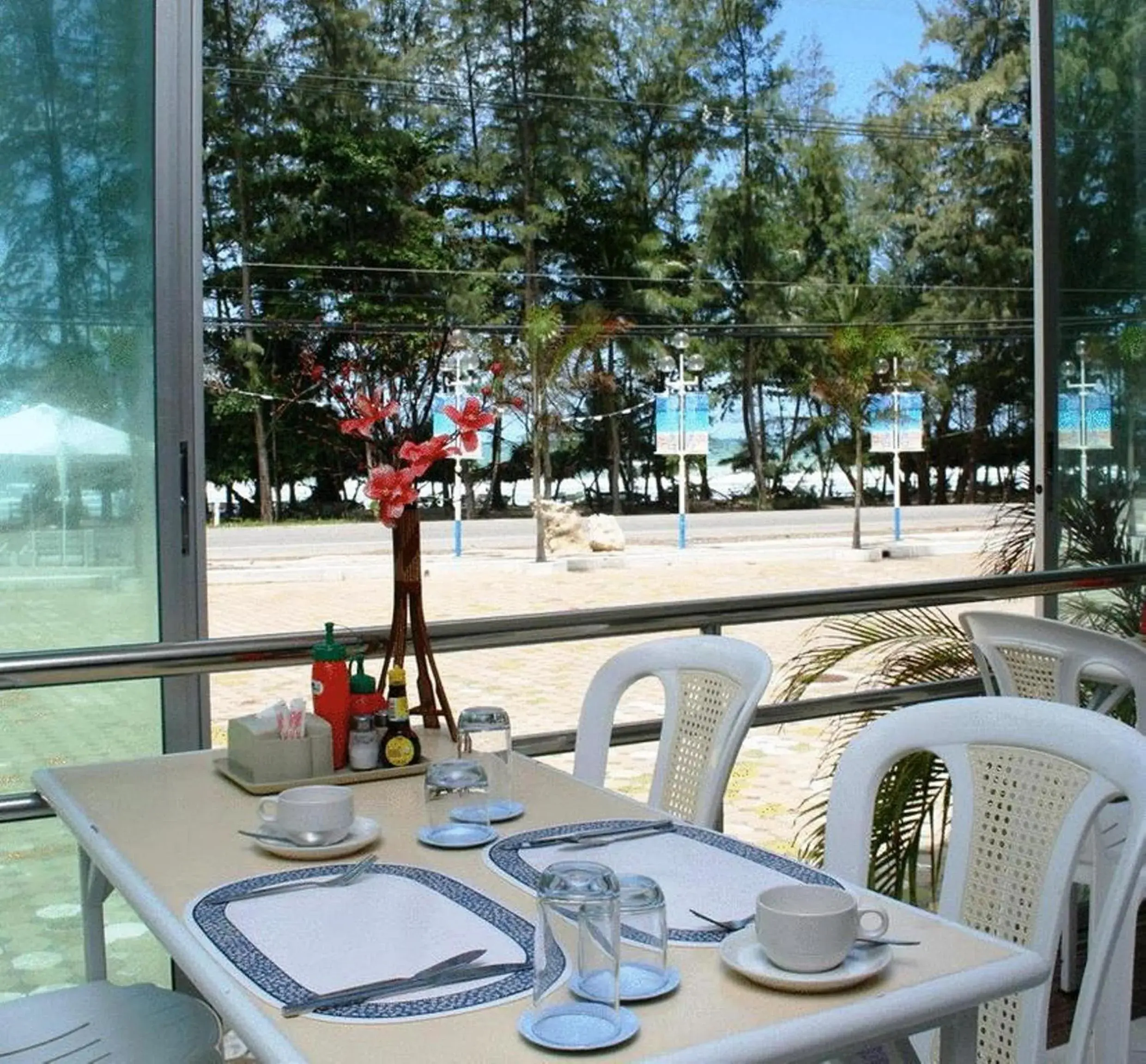 Restaurant/Places to Eat in Nice Beach Hotel