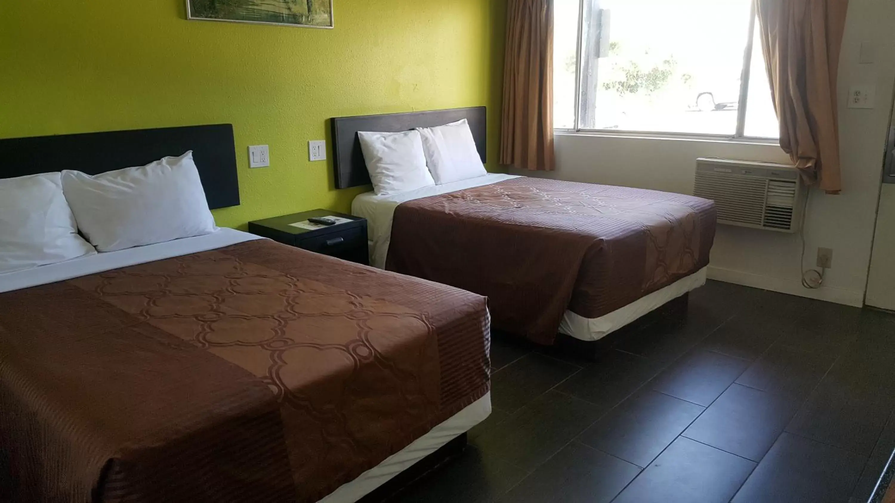Bed in Guest Harbor Inn- Port Of Los Angeles San Pedro