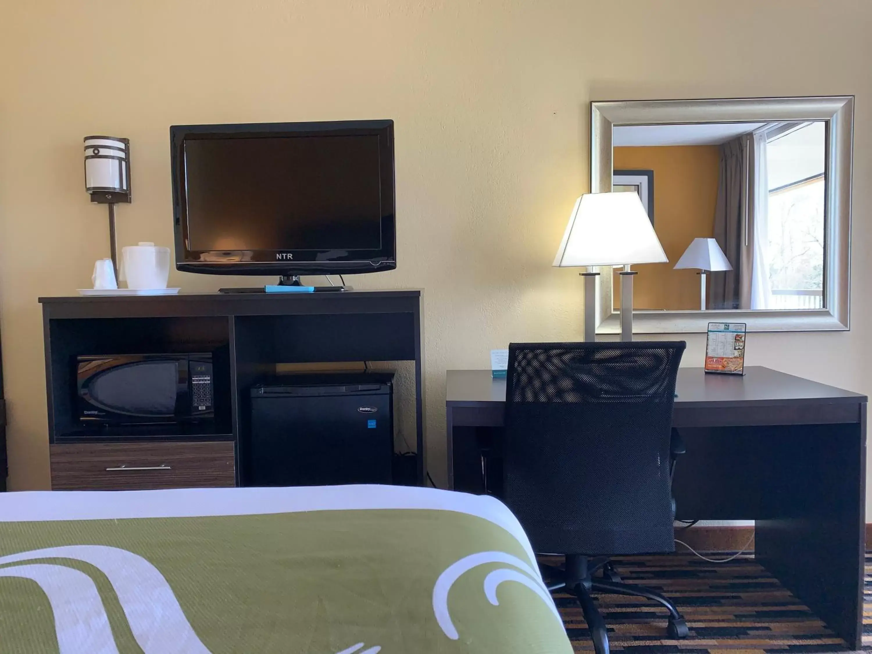 Photo of the whole room, Bed in Quality Inn University Area Photo of the whole room, Bed in Quality Inn University Area