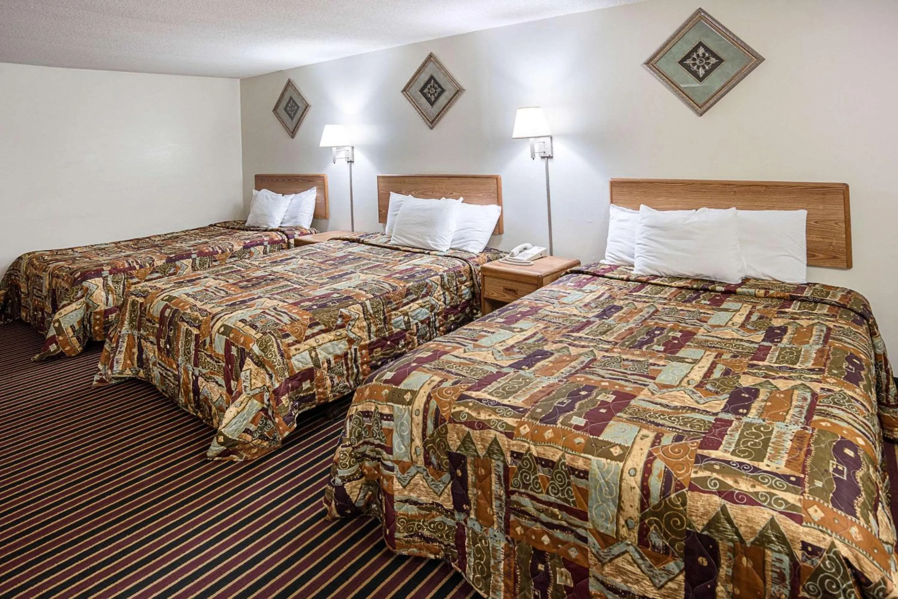 Photo of the whole room, Bed in Rodeway Inn & Suites