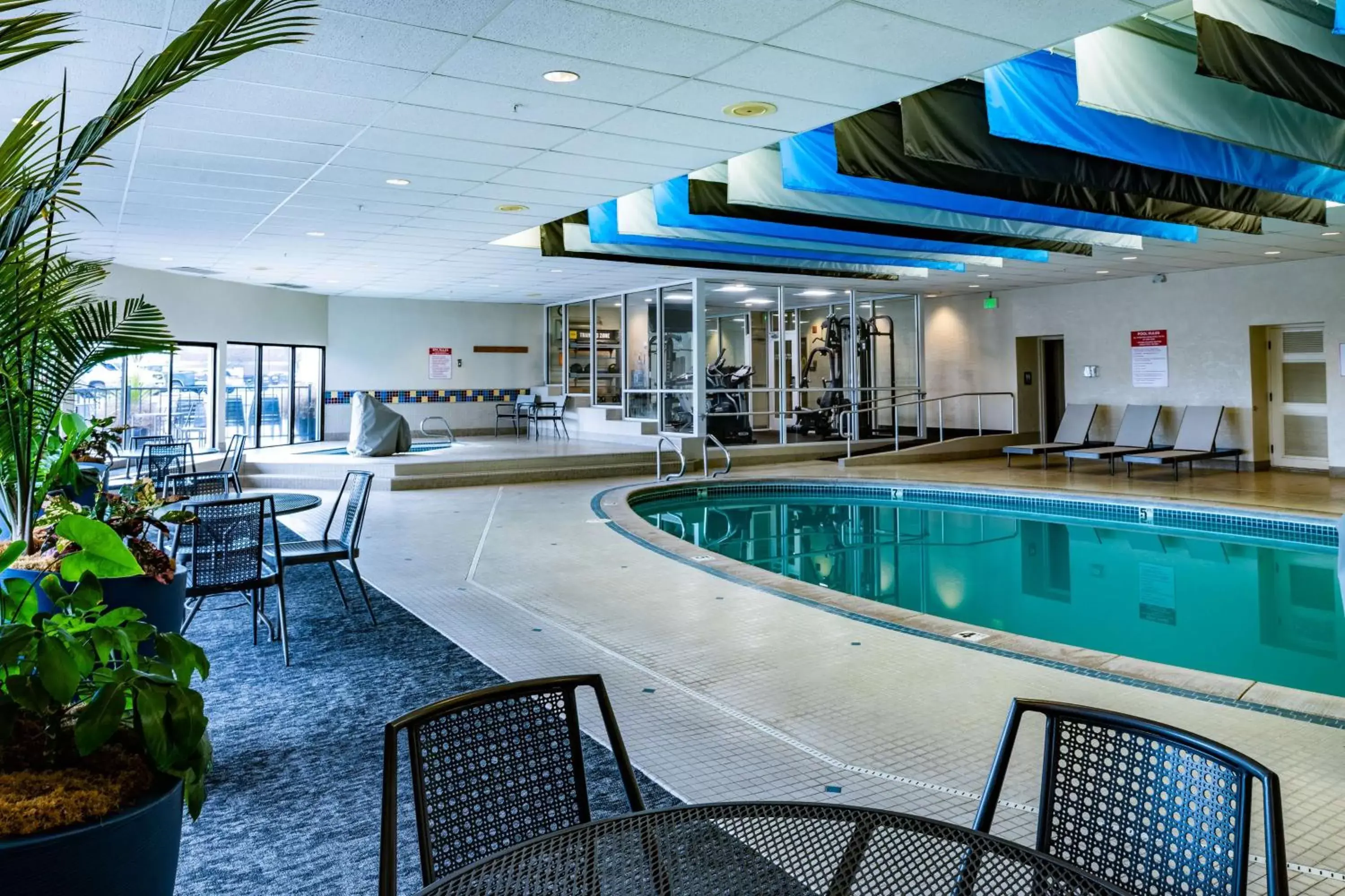 Property building, Swimming Pool in Best Western Vista Inn at the Airport