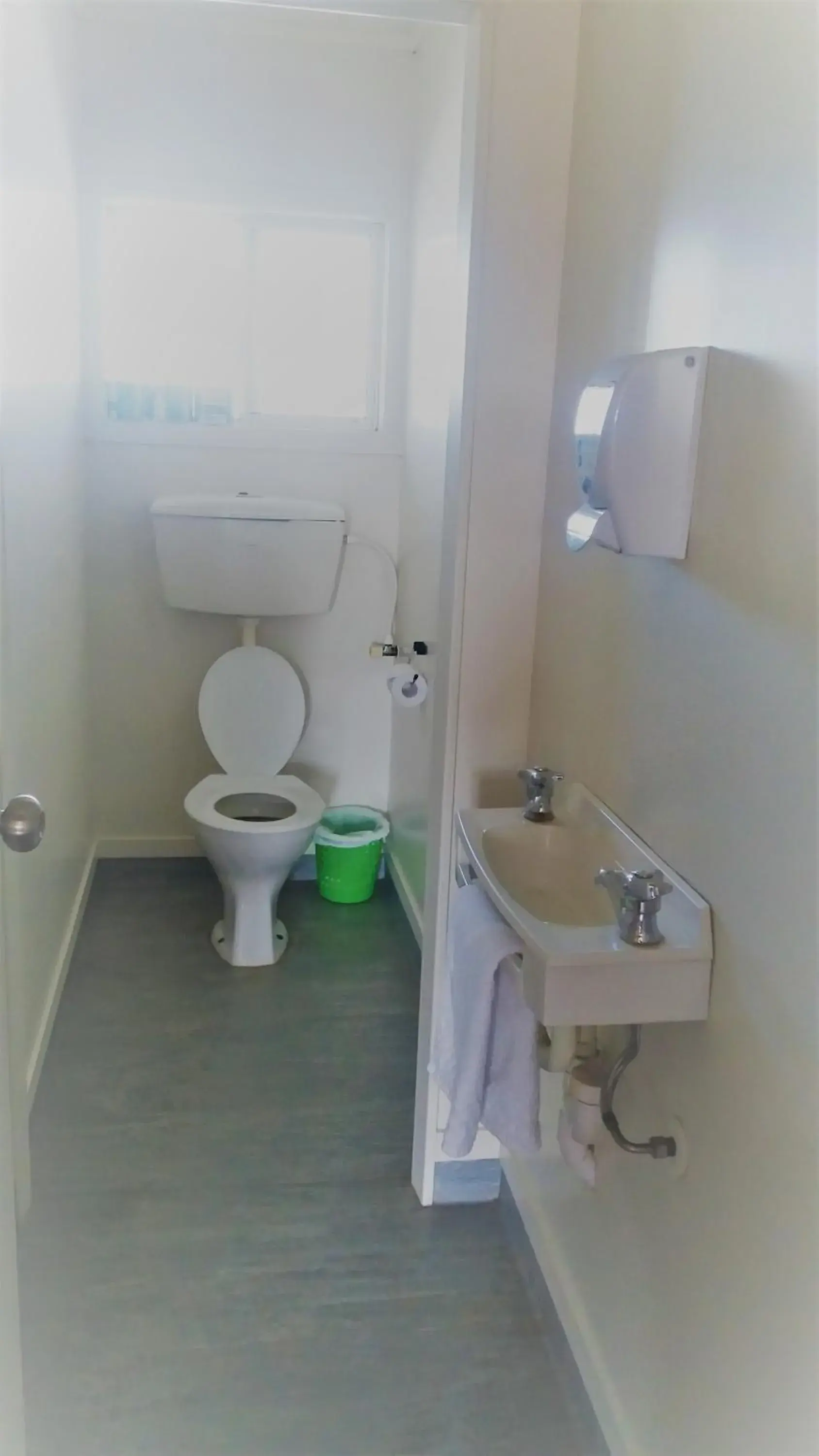 Toilet, Bathroom in All Seasons Holiday Park Hotel