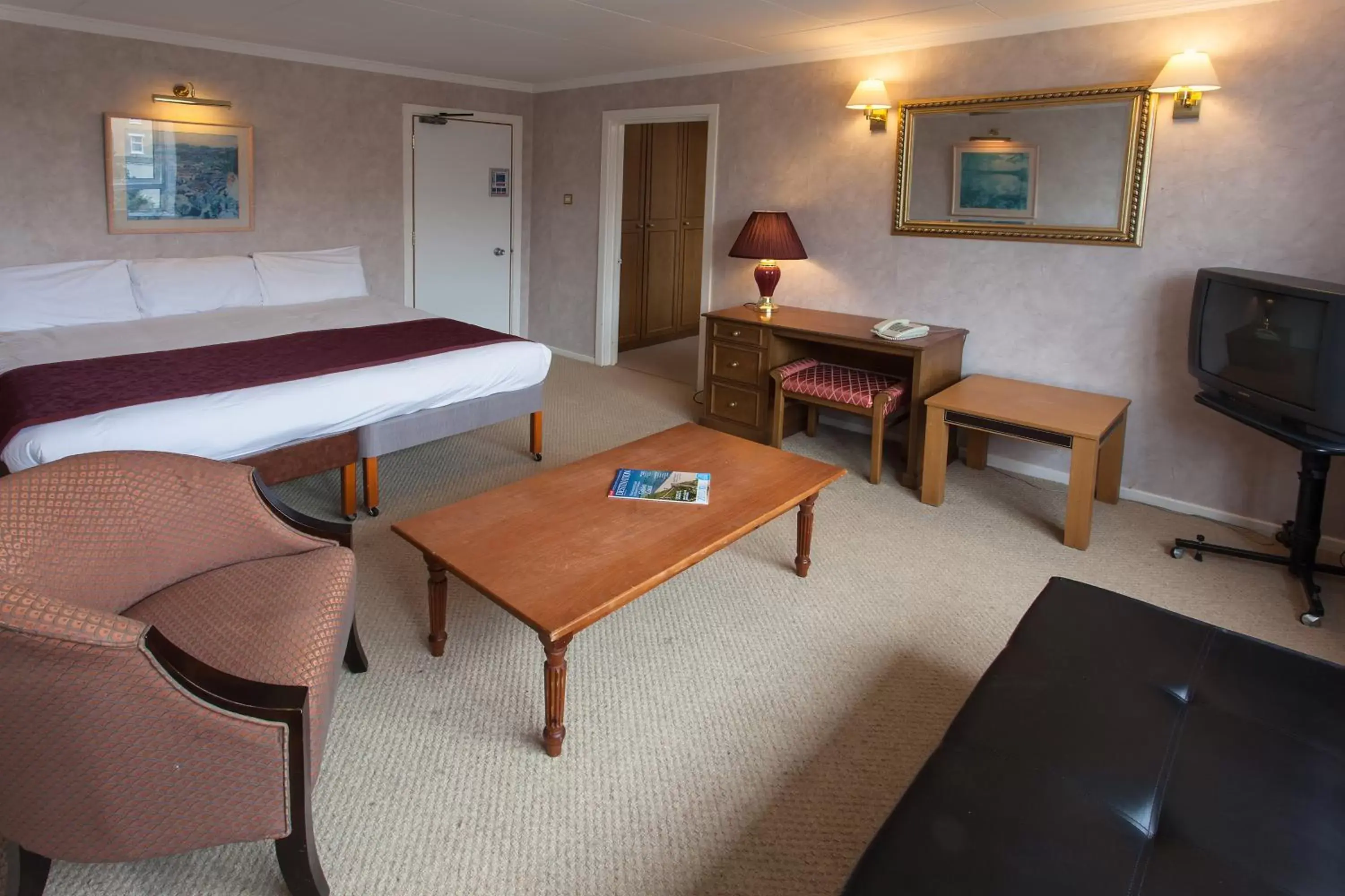 Bed, Seating Area in Heathlands Hotel