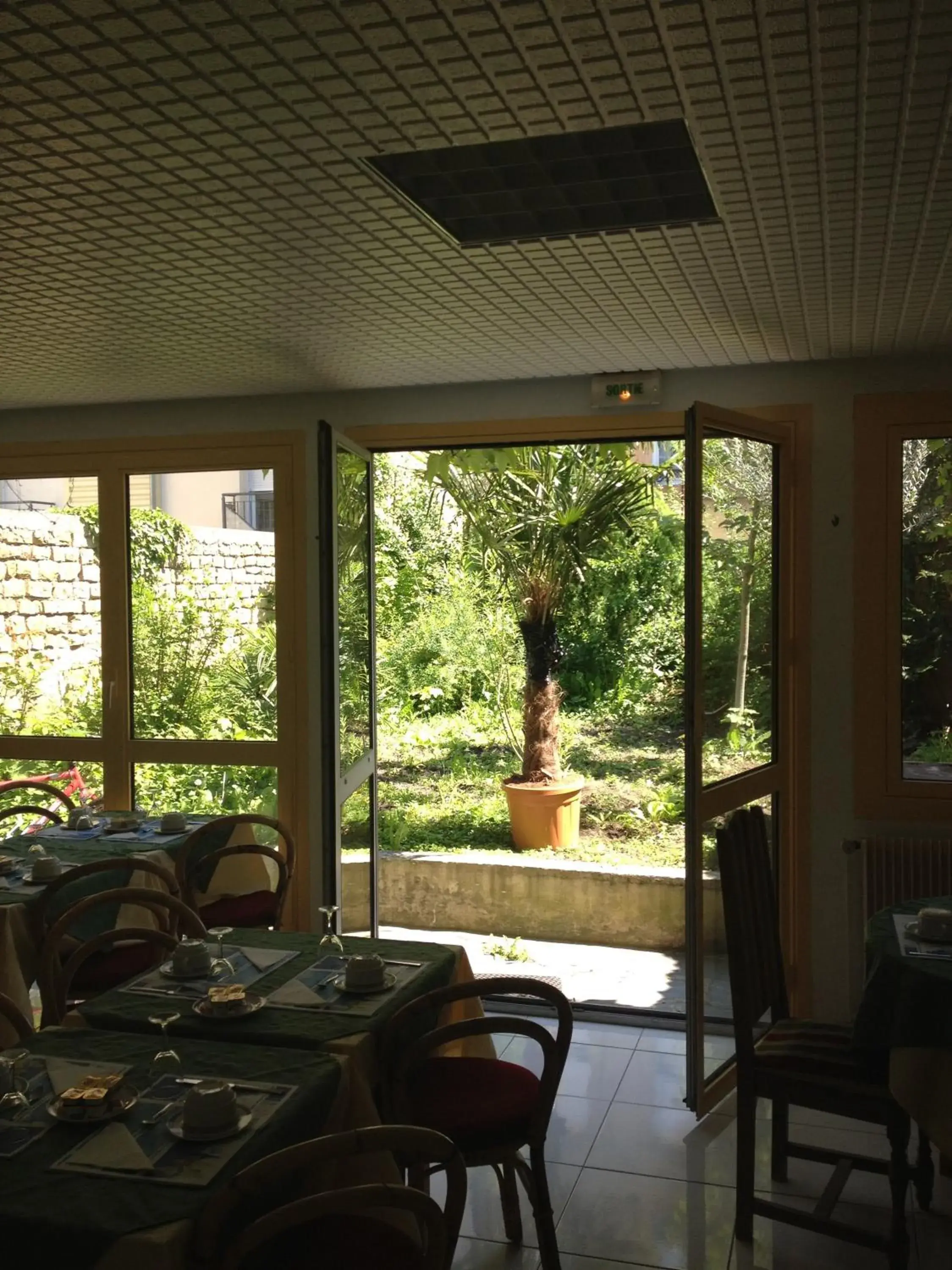 Restaurant/places to eat in Hotel Couleurs Sud