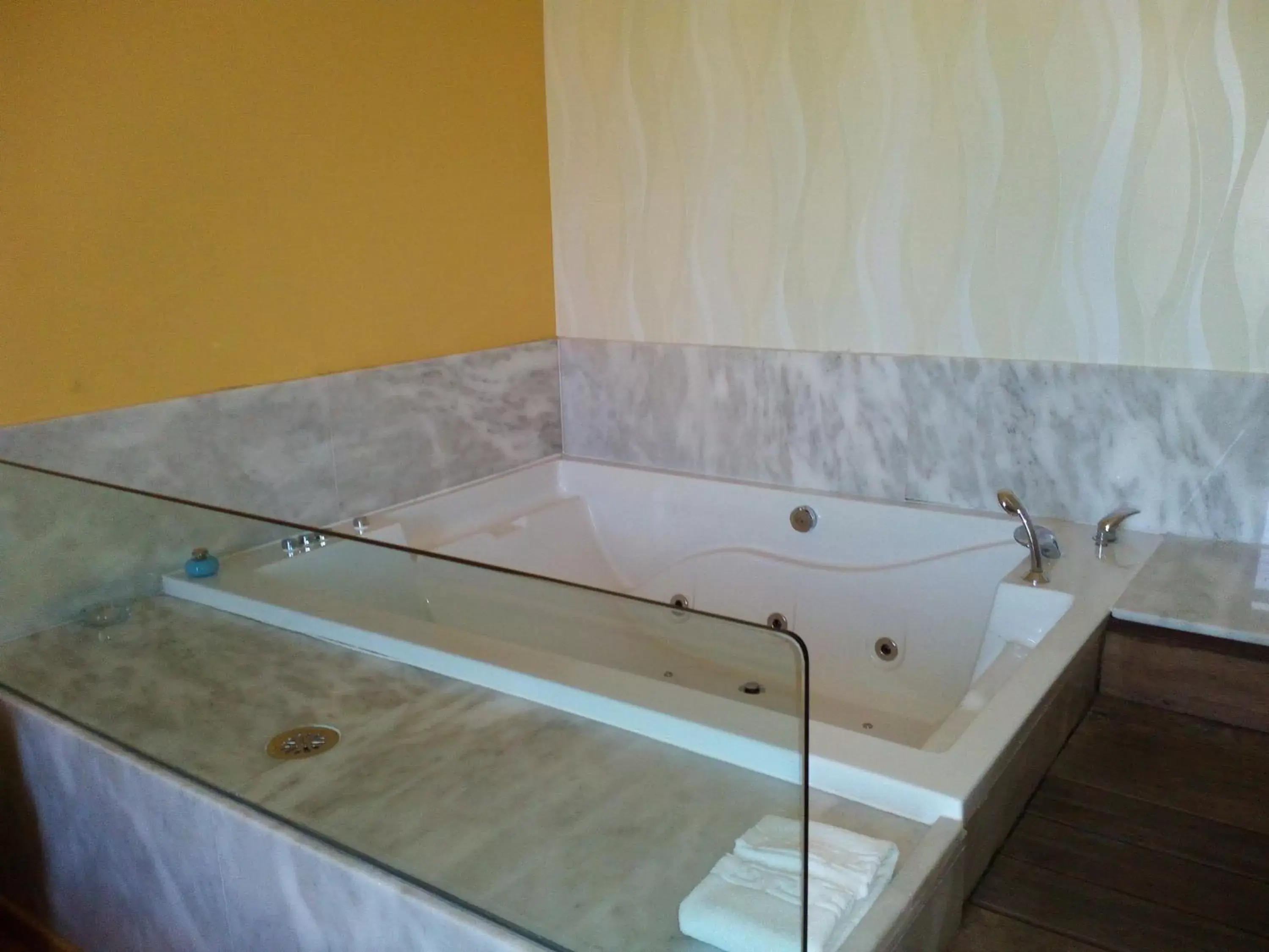 Hot Tub, Bathroom in Motel Acropolis