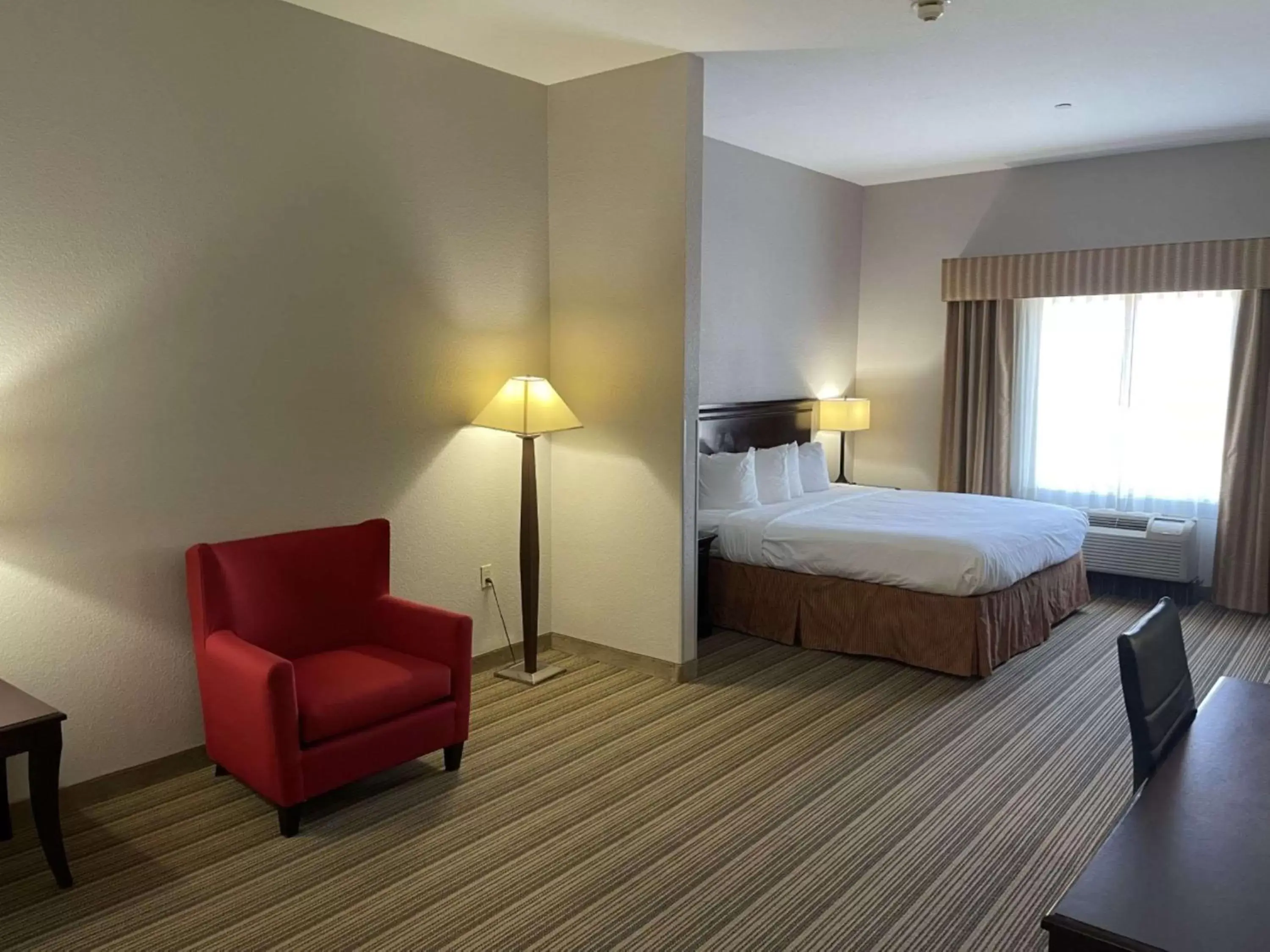 Photo of the whole room, Bed in Country Inn & Suites by Radisson, Oklahoma City - Quail Springs, OK