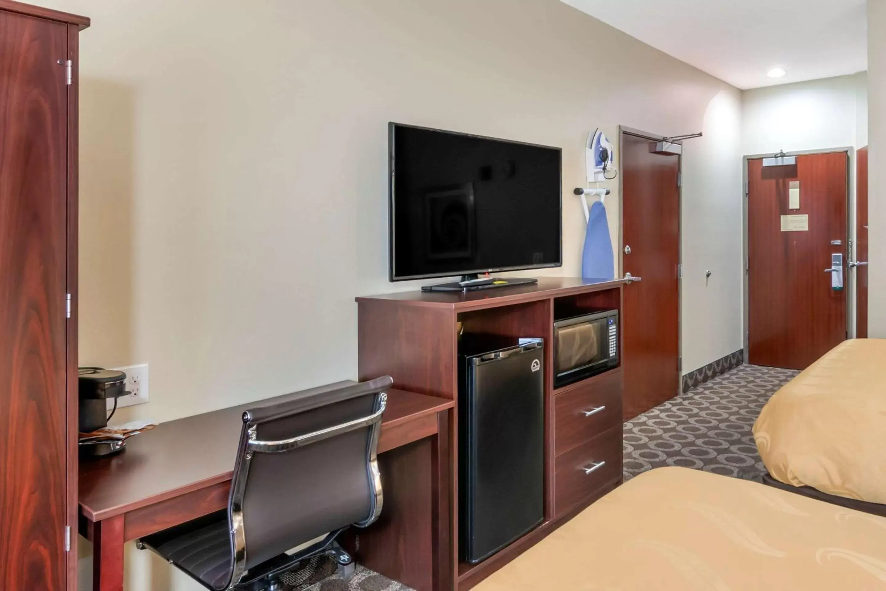 Photo of the whole room, Kitchen/Kitchenette in Quality Inn Overland Park Kansas City