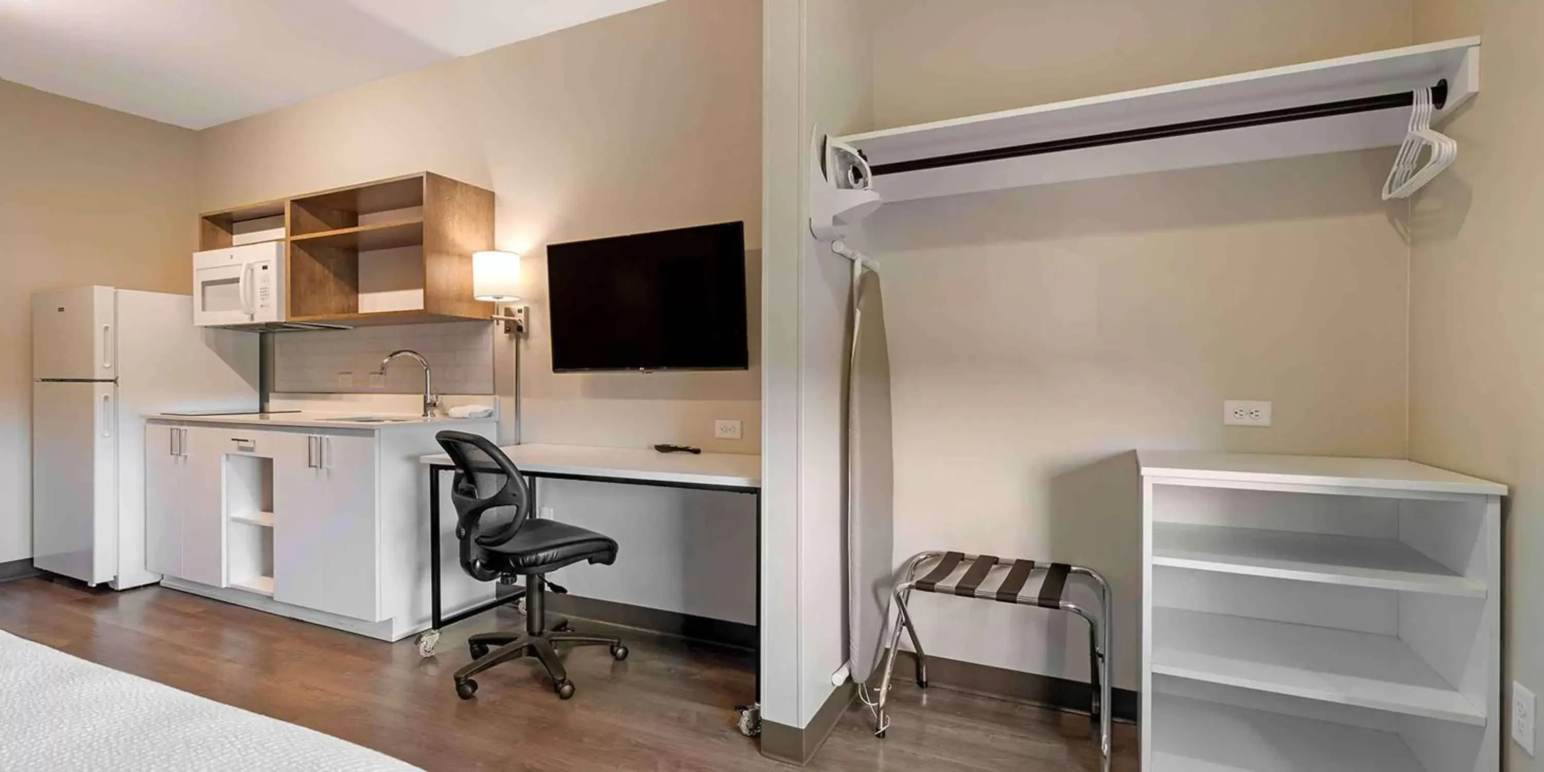 Bedroom, Kitchen/Kitchenette in Extended Stay America Premier Suites - Savannah - Pooler