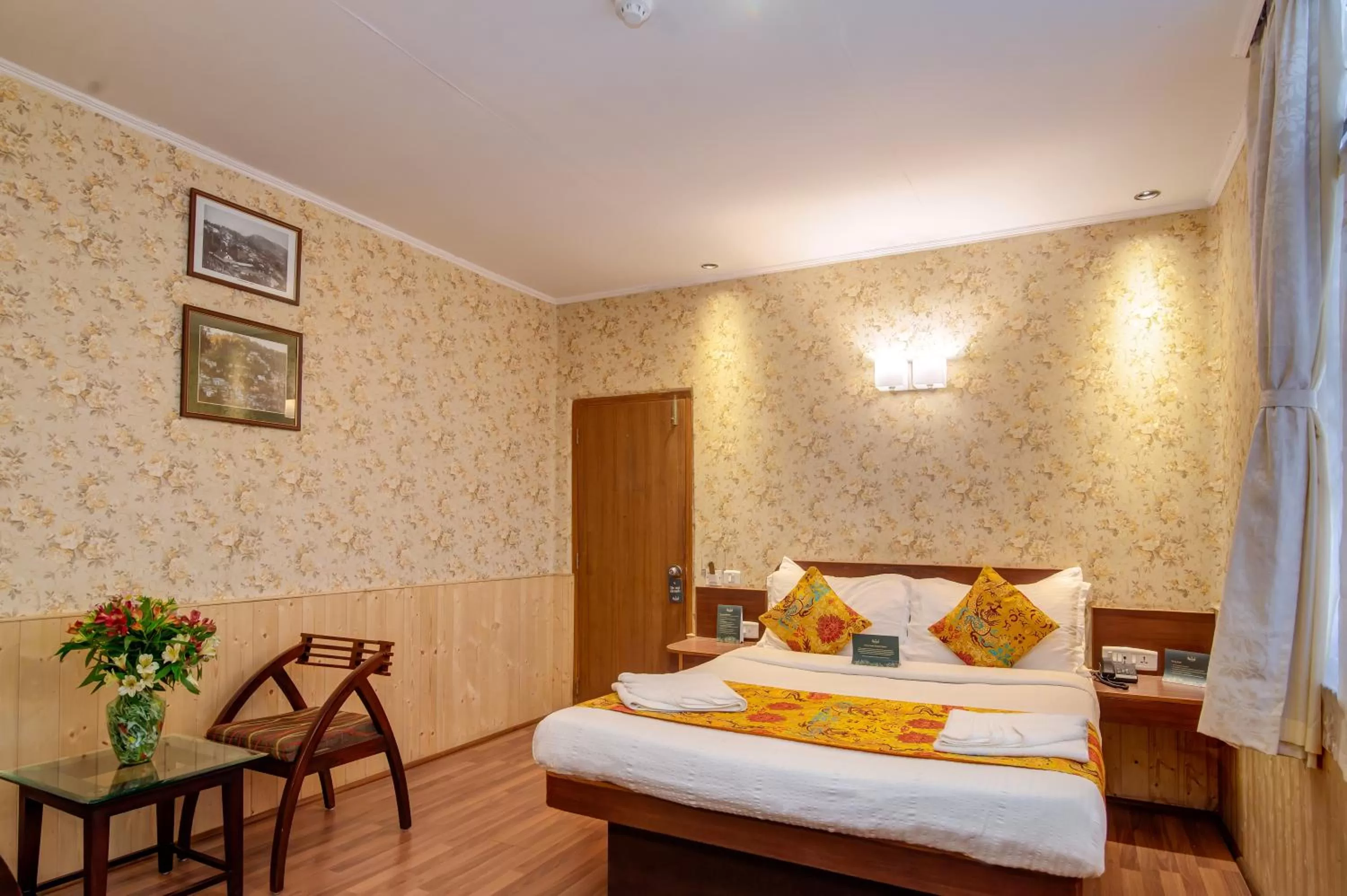Bedroom, Bed in Muscatel Spring Burn - 100 Mts from Mall Road