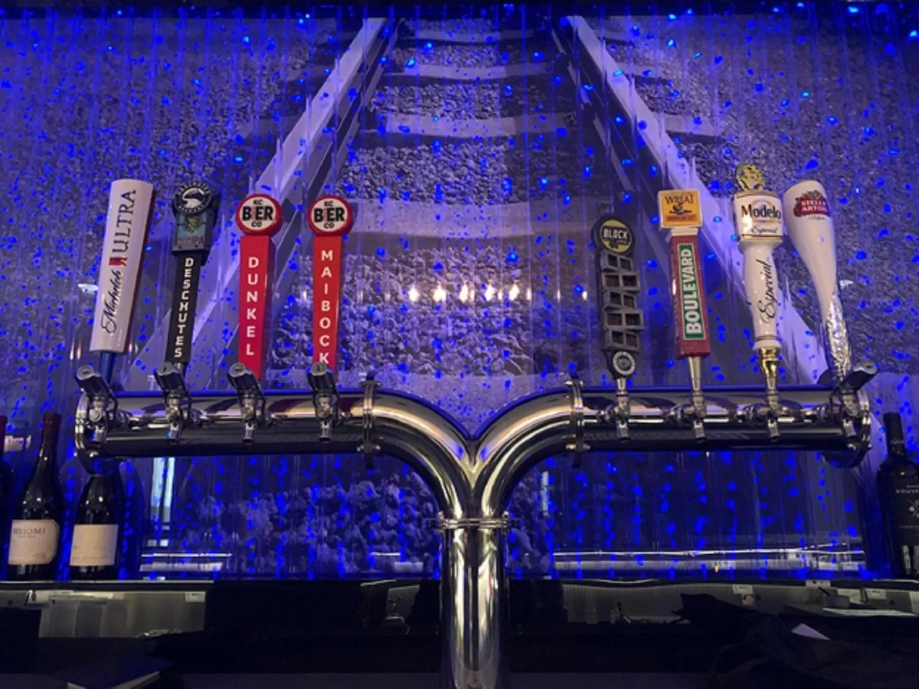 Lounge or bar in Crowne Plaza Kansas City Downtown by IHG