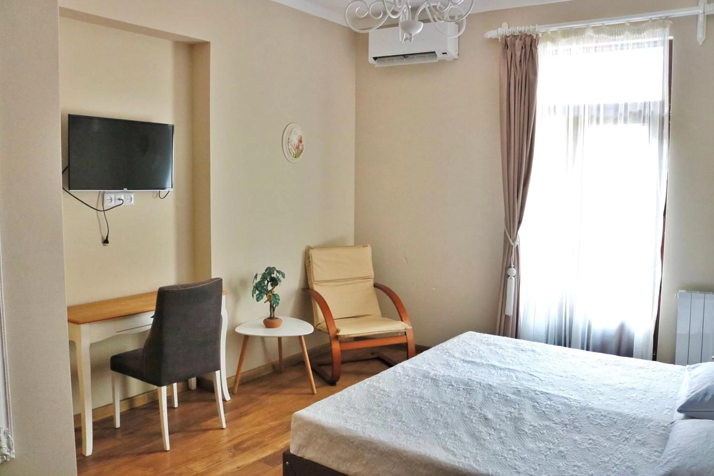 Bed, TV/Entertainment Center in Luxors Garden