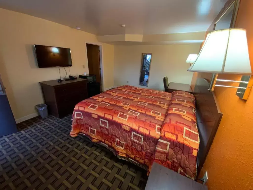 Bed in Indian Mound Motel Bed in Indian Mound Motel