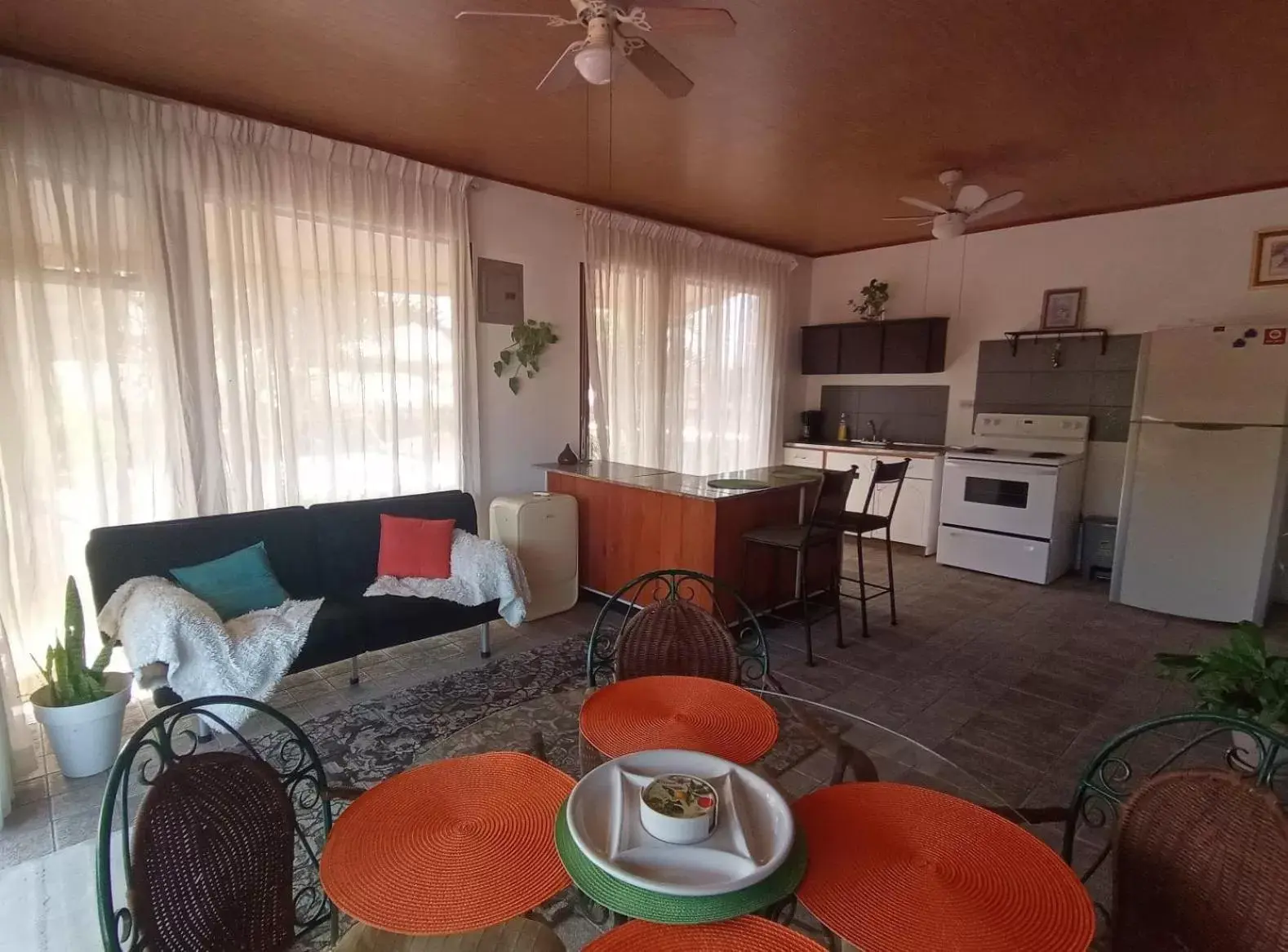 Kitchen or kitchenette, Seating Area in Nirvana Apartament Hostal
