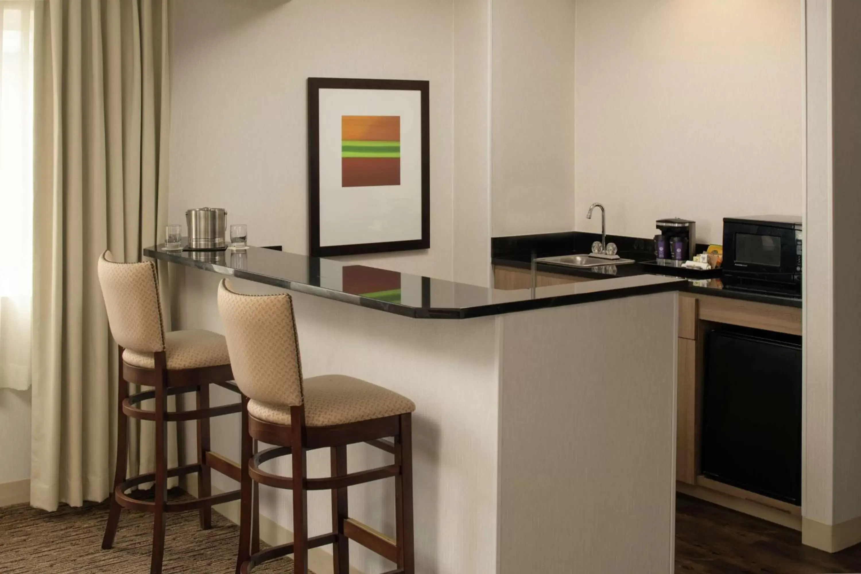 Bed, Kitchen/Kitchenette in DoubleTree by Hilton Portland Tigard