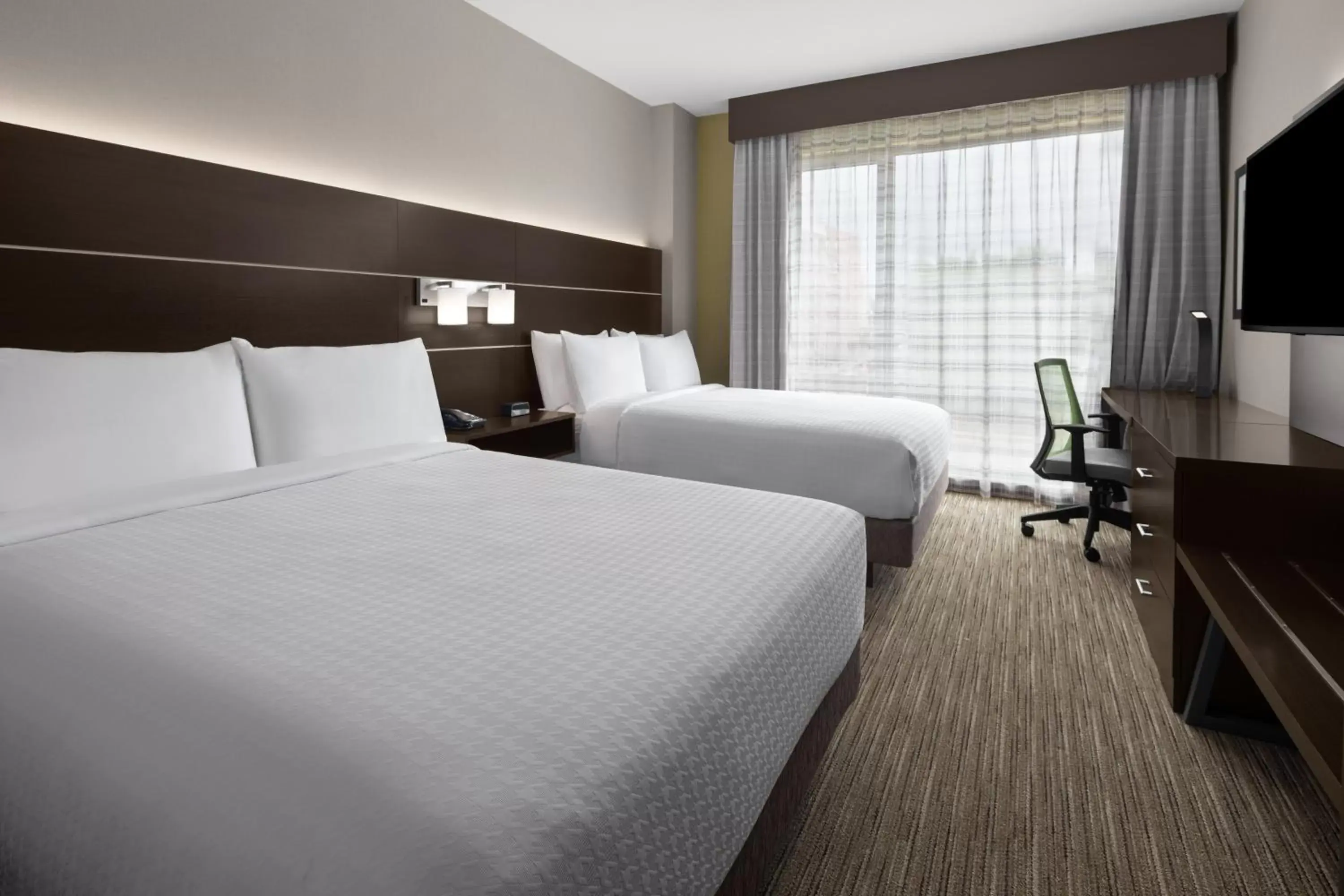 Photo of the whole room, Bed in Holiday Inn Express & Suites - Woodside Queens NYC, an IHG Hotel