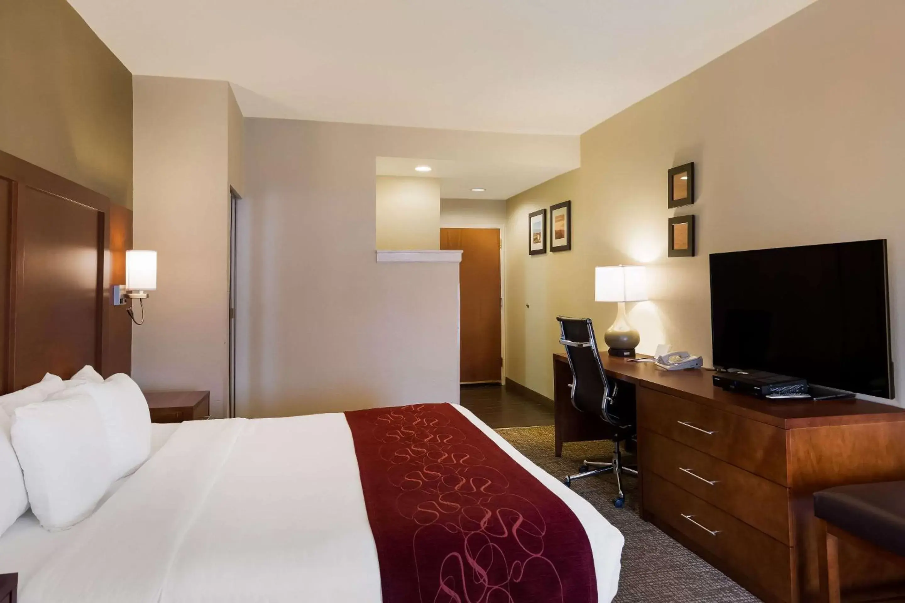 Bedroom, Bed in Comfort Suites Near University Bedroom, Bed in Comfort Suites Near University