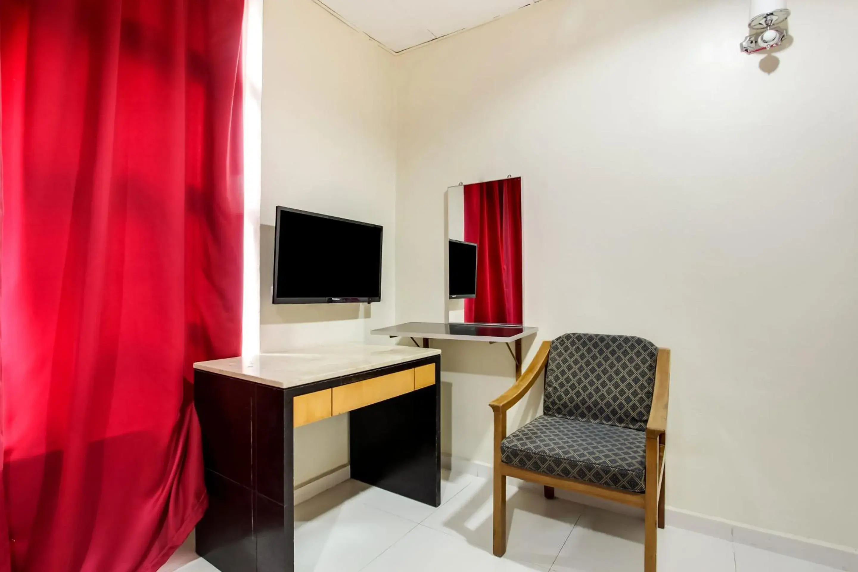 Bedroom, TV/Entertainment Center in Super OYO 89427 Kavanas Hotel Taiping