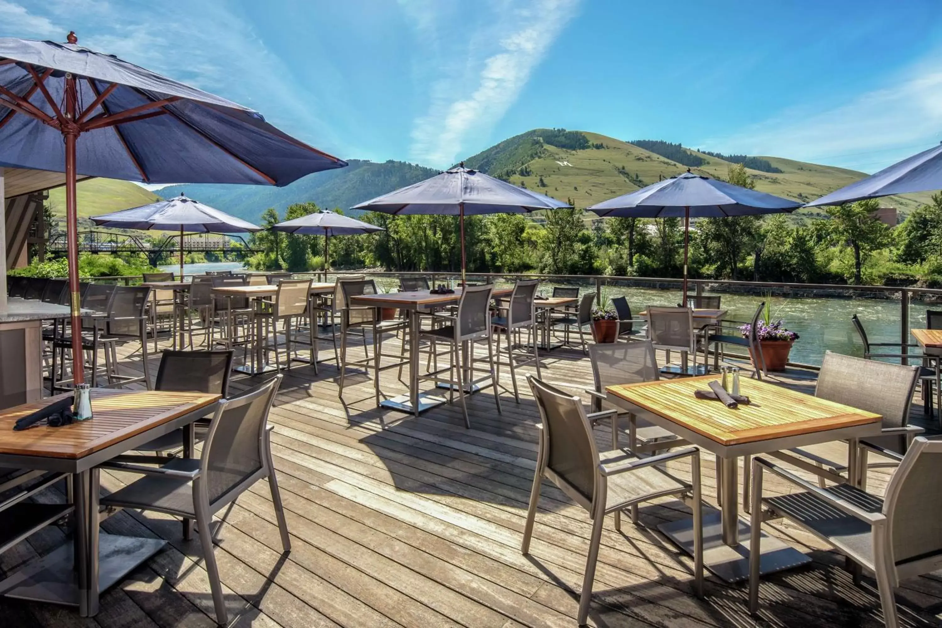 Property building, Restaurant/Places to Eat in DoubleTree by Hilton Missoula Edgewater