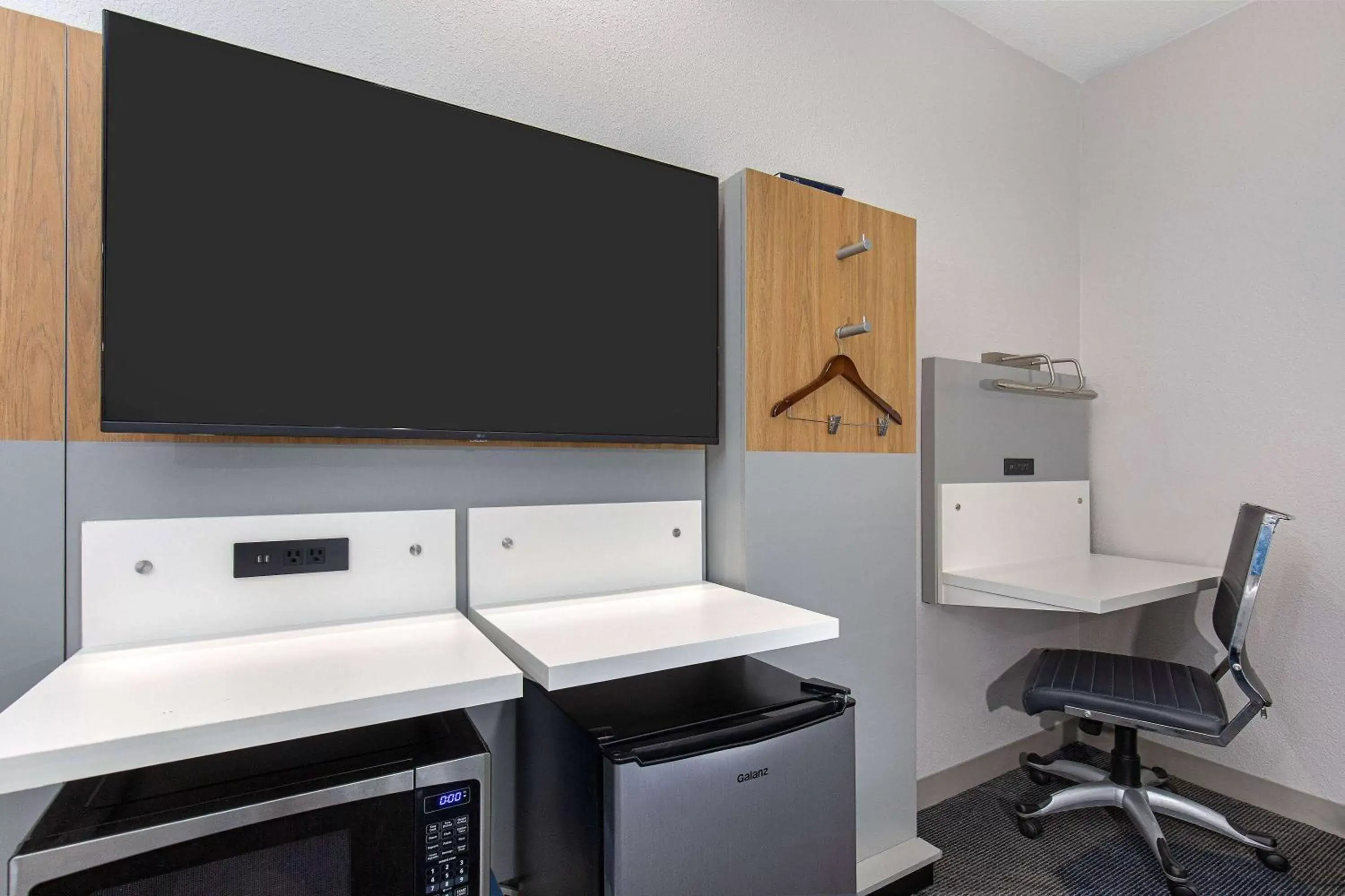 Photo of the whole room, TV/Entertainment Center in Microtel Inn & Suites by Wyndham Manchester - Newly Renovated Photo of the whole room, TV/Entertainment Center in Microtel Inn & Suites by Wyndham Manchester - Newly Renovated