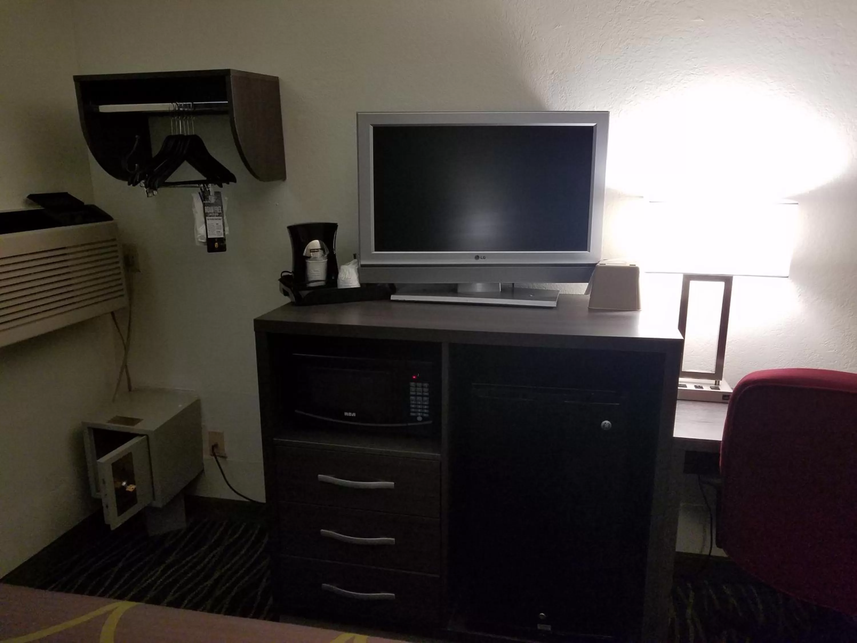 TV and multimedia in Super 8 by Wyndham Independence Kansas City