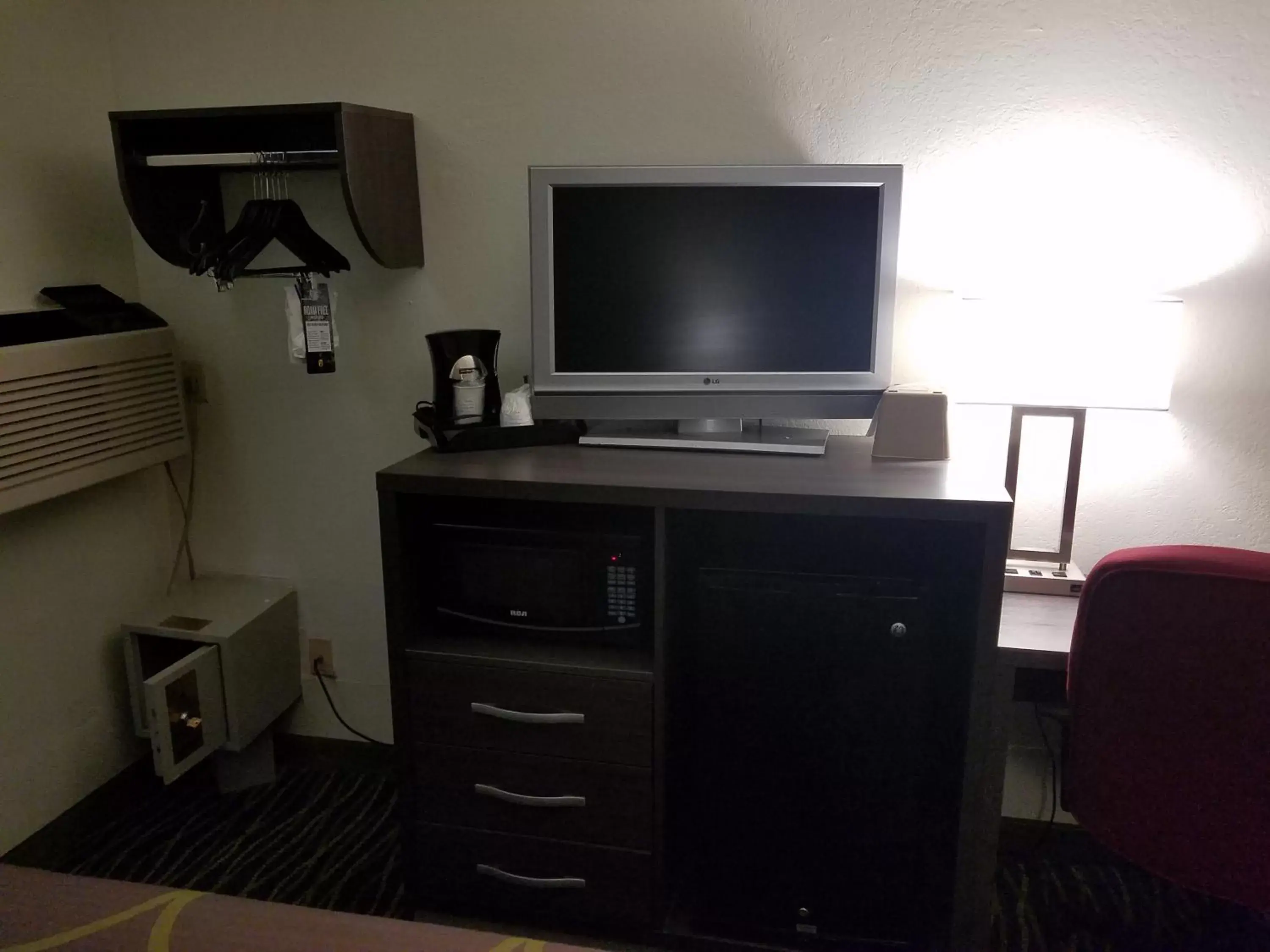 TV/Entertainment Center in Super 8 by Wyndham Independence Kansas City