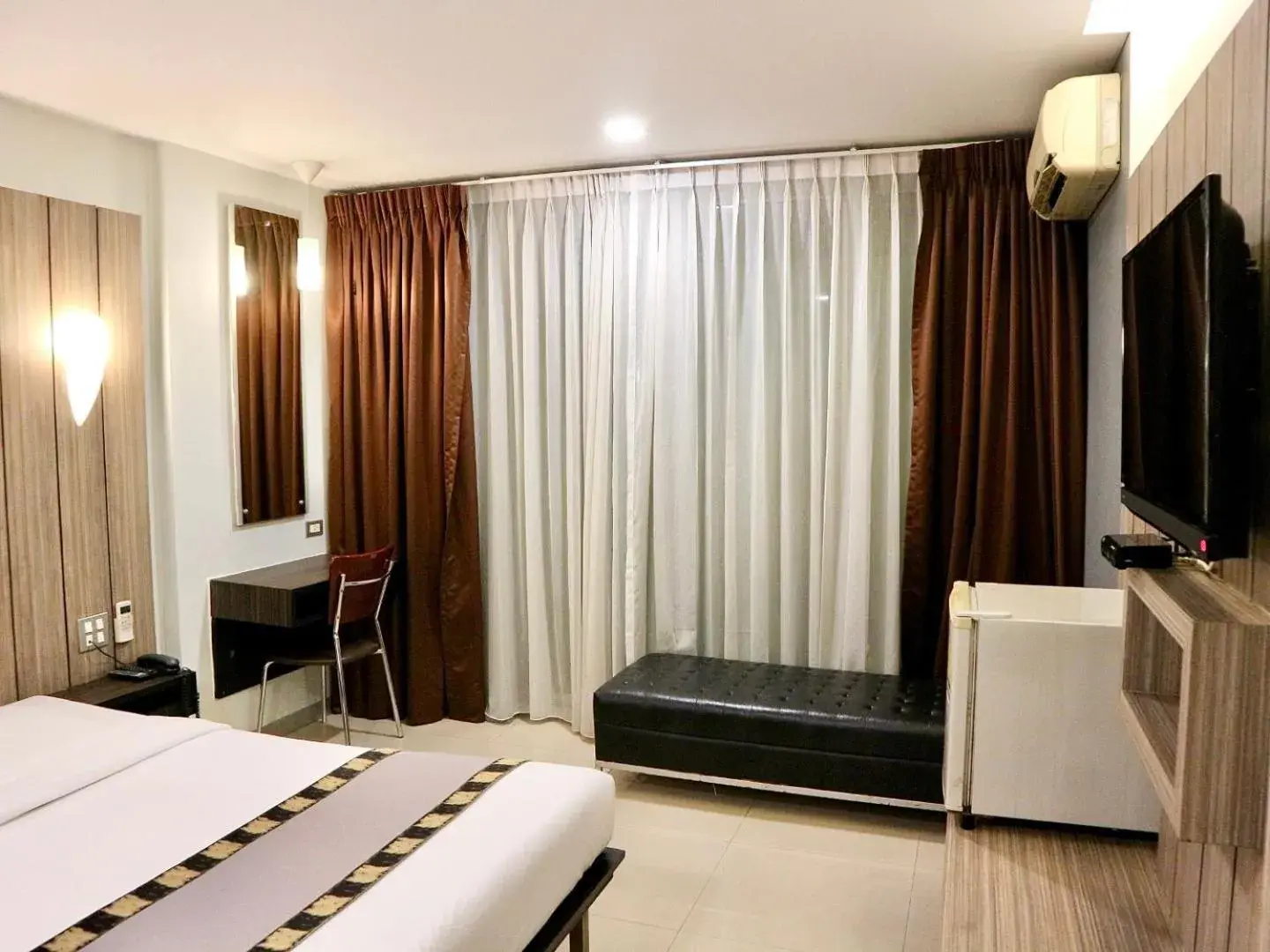 Bedroom, TV/Entertainment Center in Swana Bangkok Hotel