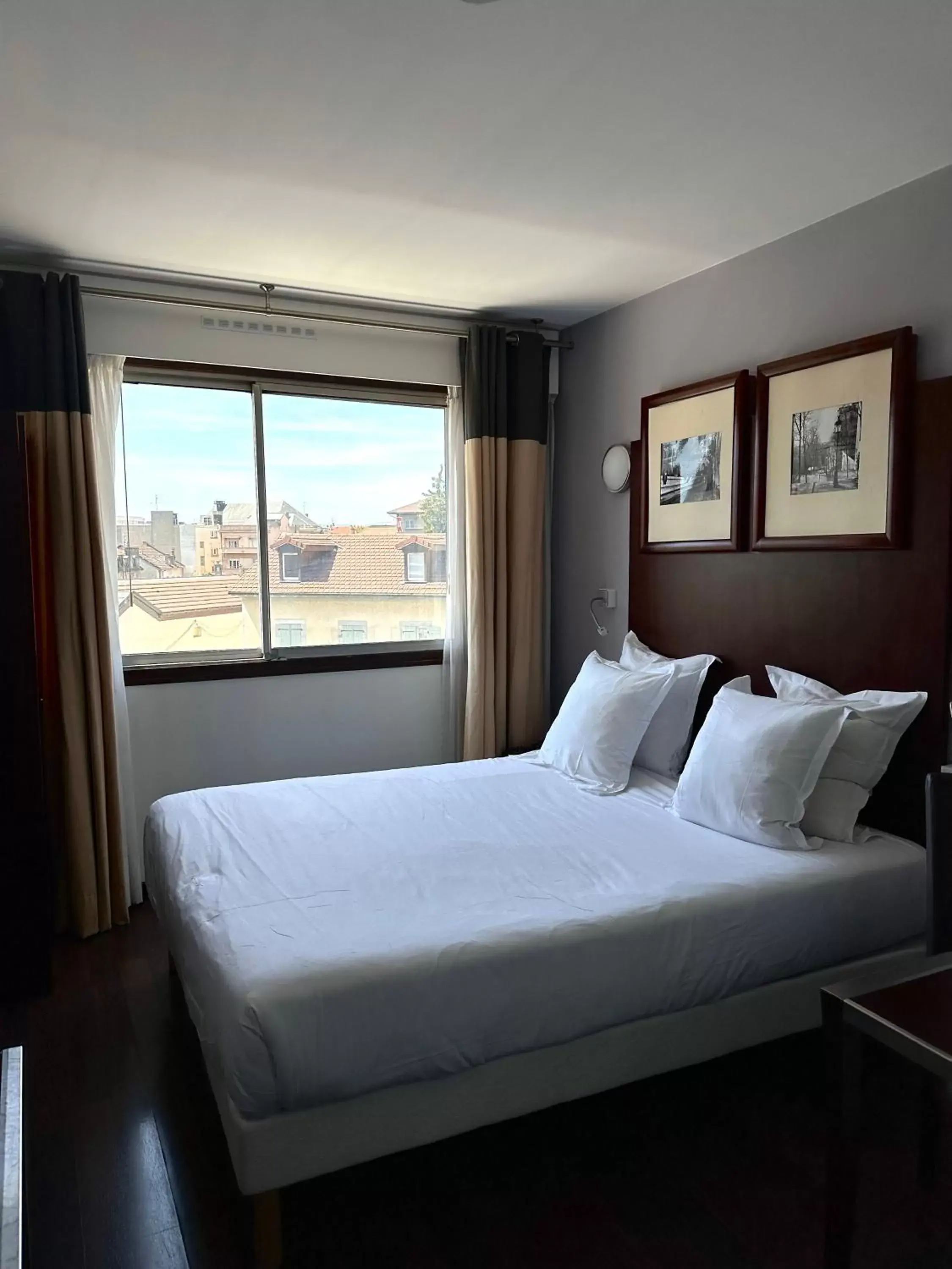 Bed in Hôtel Du Centre Annemasse Bed in Hôtel Du Centre Annemasse