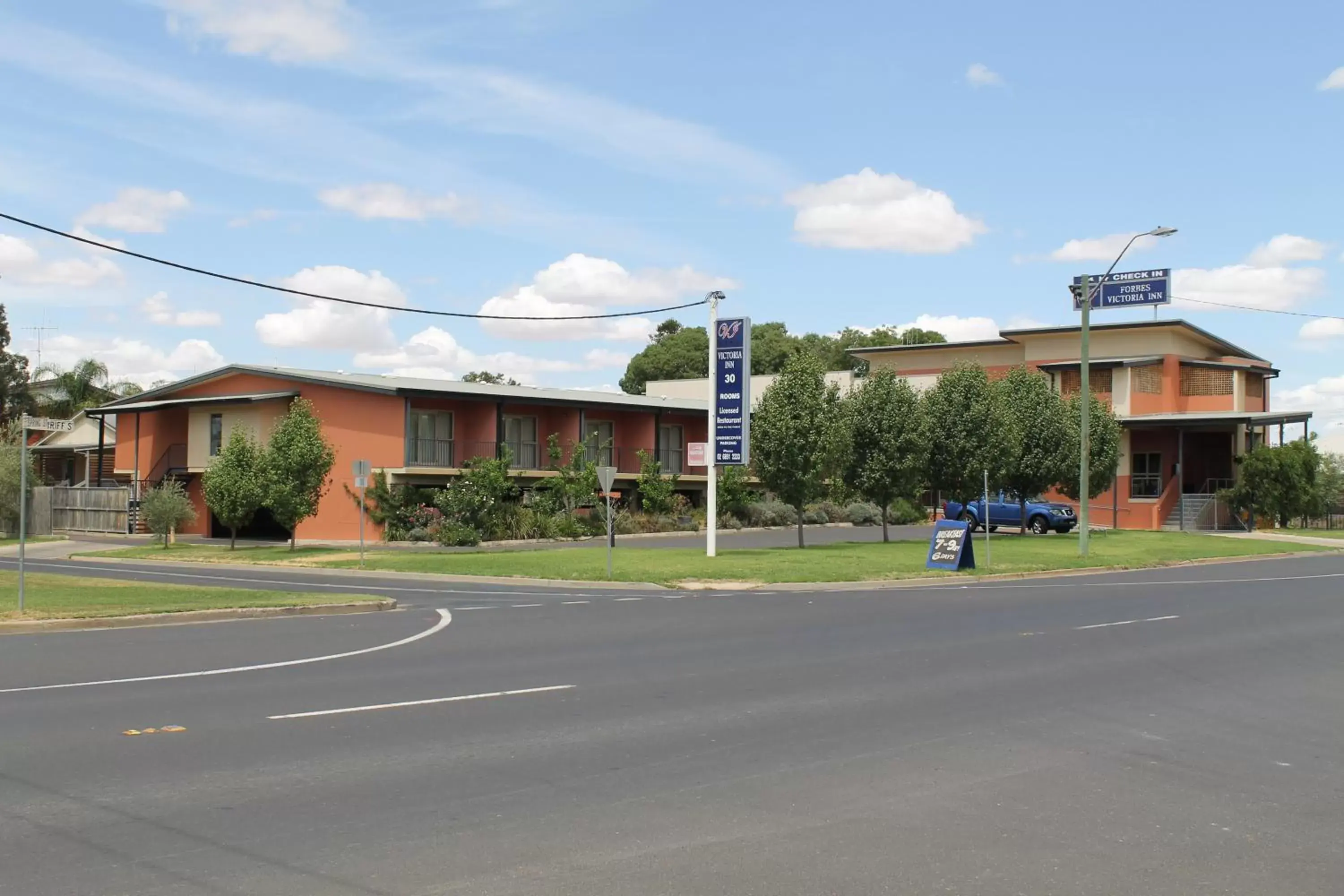 Street view, Property Building in Forbes Victoria Inn