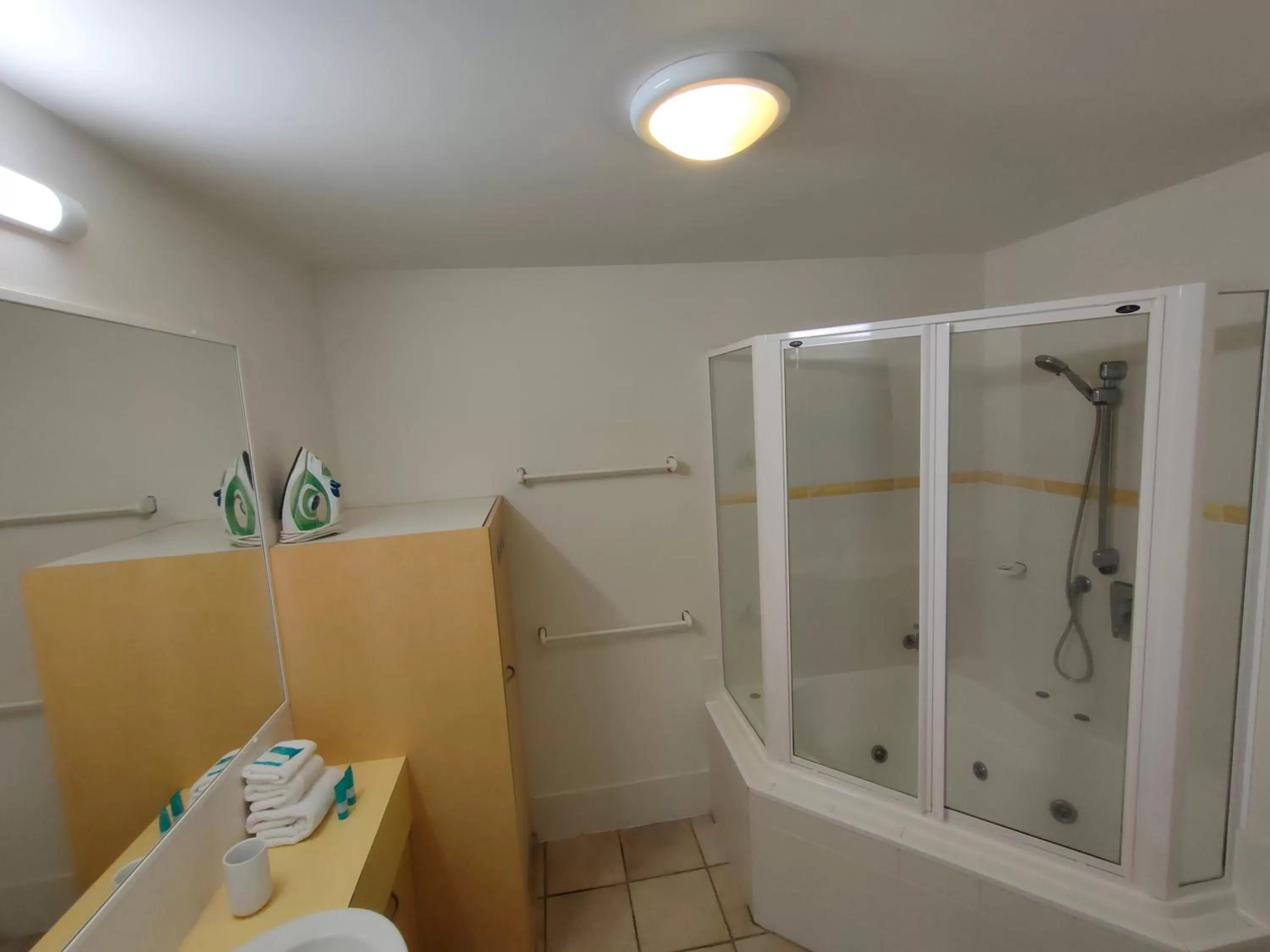 Shower in The Beach Retreat Coolum