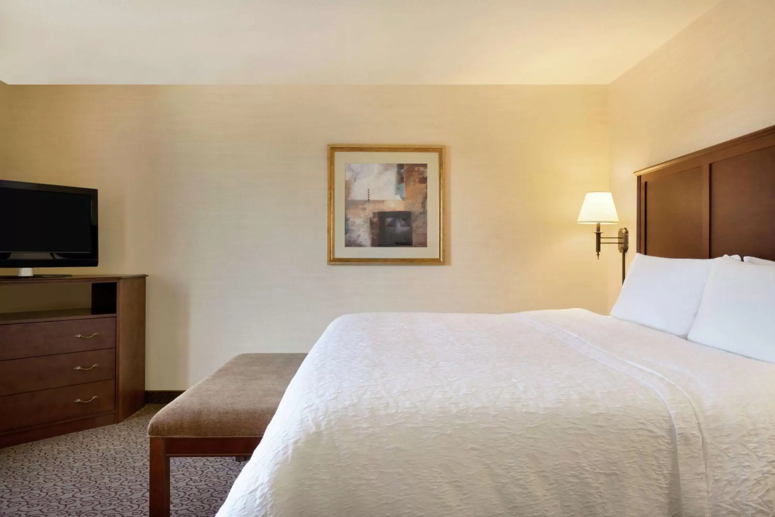 Bedroom, Bed in Hampton Inn & Suites West Bend
