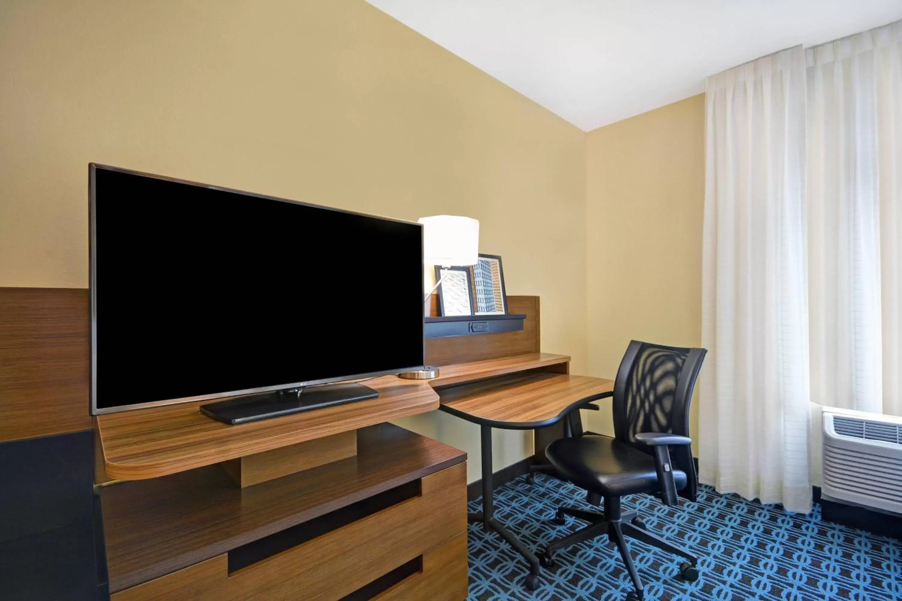 Photo of the whole room, TV/Entertainment Center in Fairfield Inn & Suites by Marriott Savannah SW/Richmond Hill