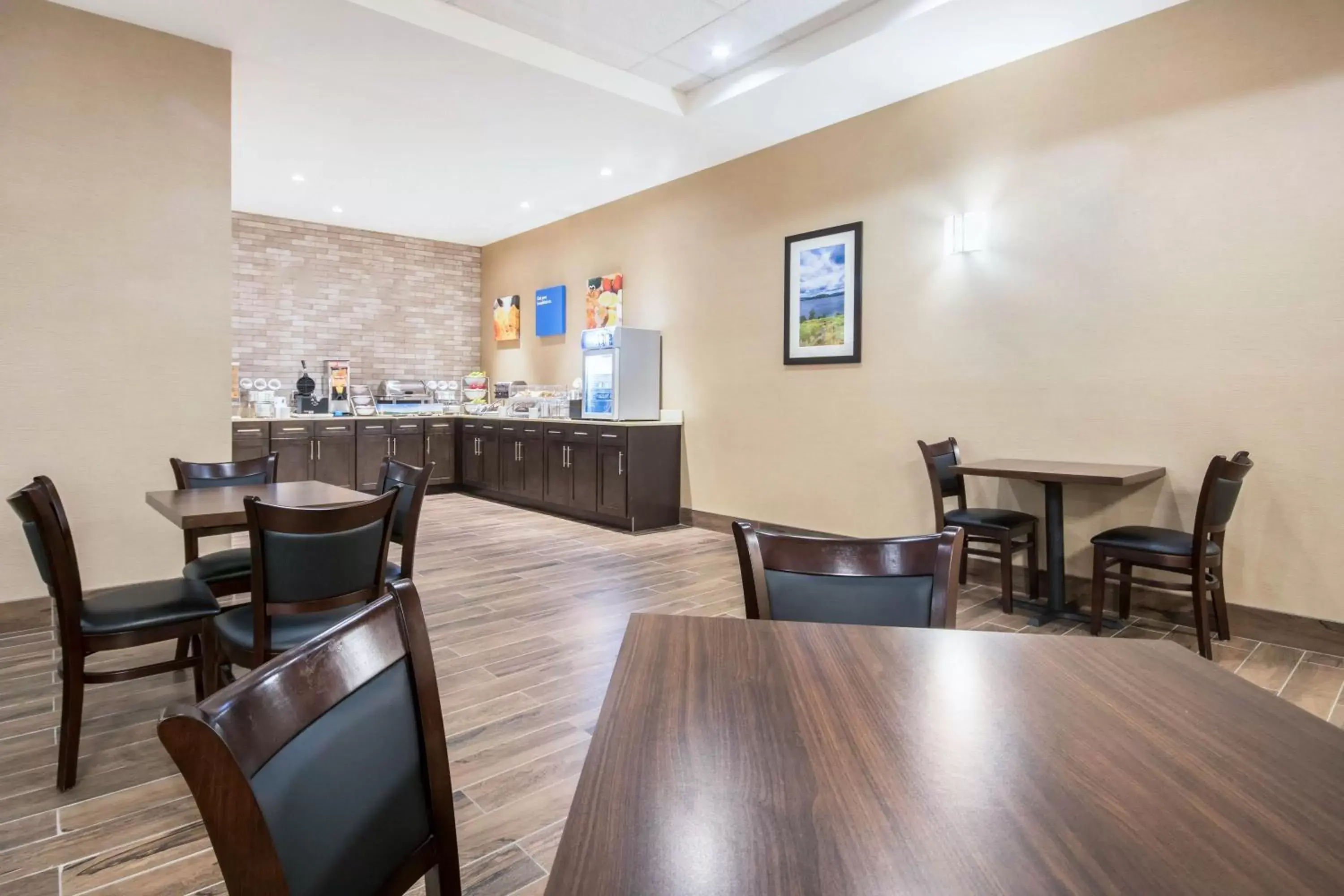 Swimming pool, Restaurant/Places to Eat in Comfort Inn & Suites Merritt