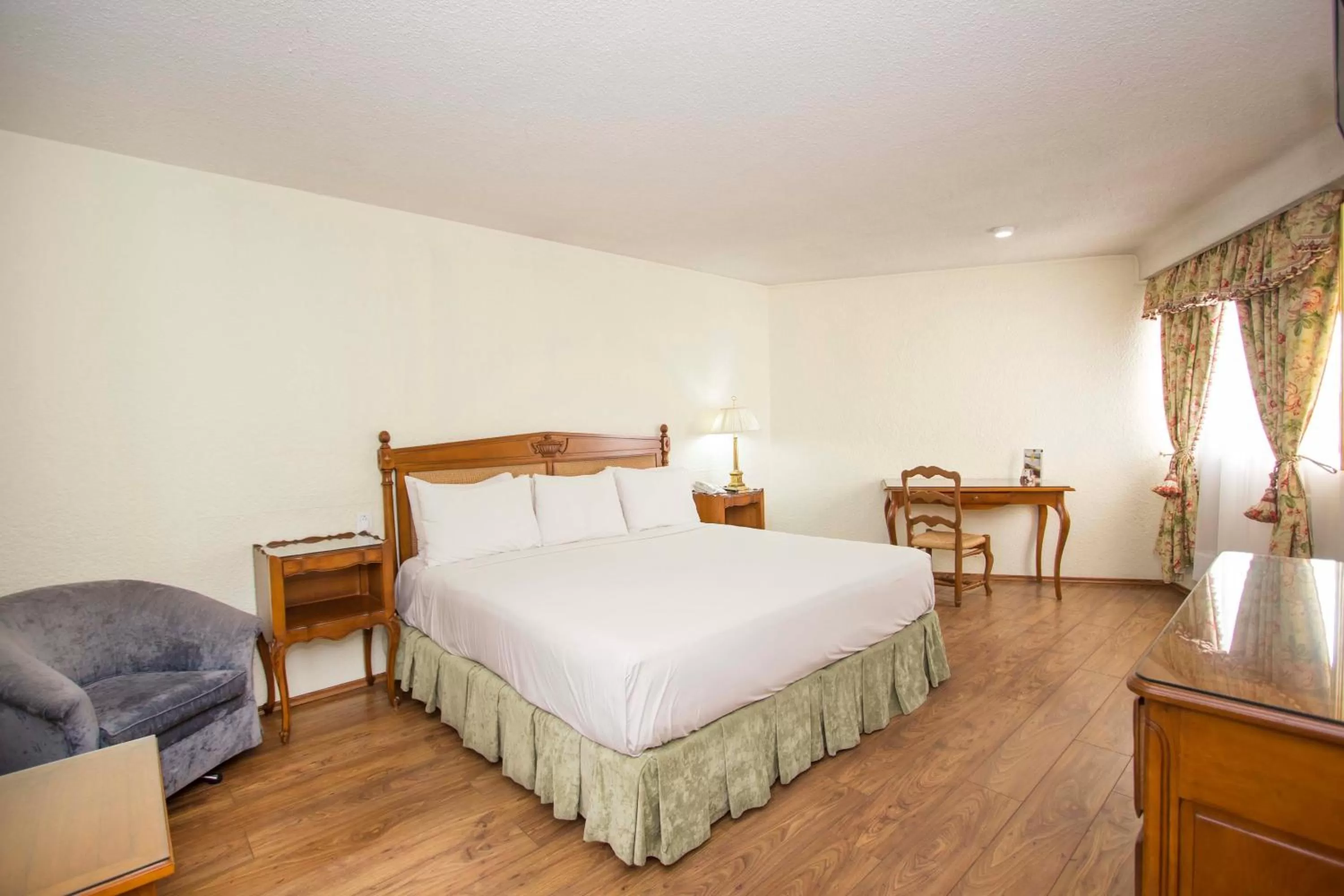 Photo of the whole room, Bed in Hotel Valle de Mexico Toreo