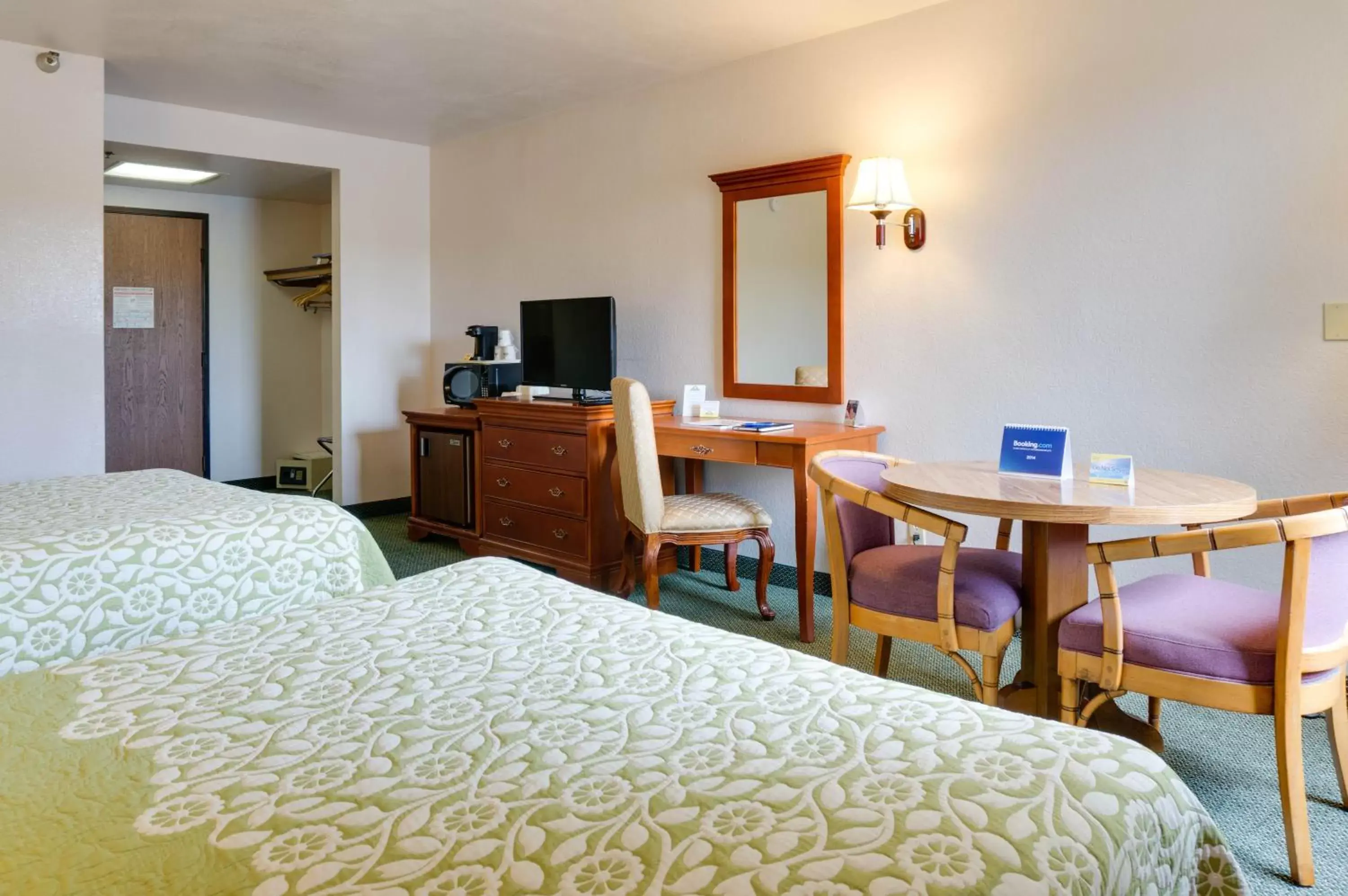 Photo of the whole room, Bed in Days Inn & Suites by Wyndham Fullerton Photo of the whole room, Bed in Days Inn & Suites by Wyndham Fullerton