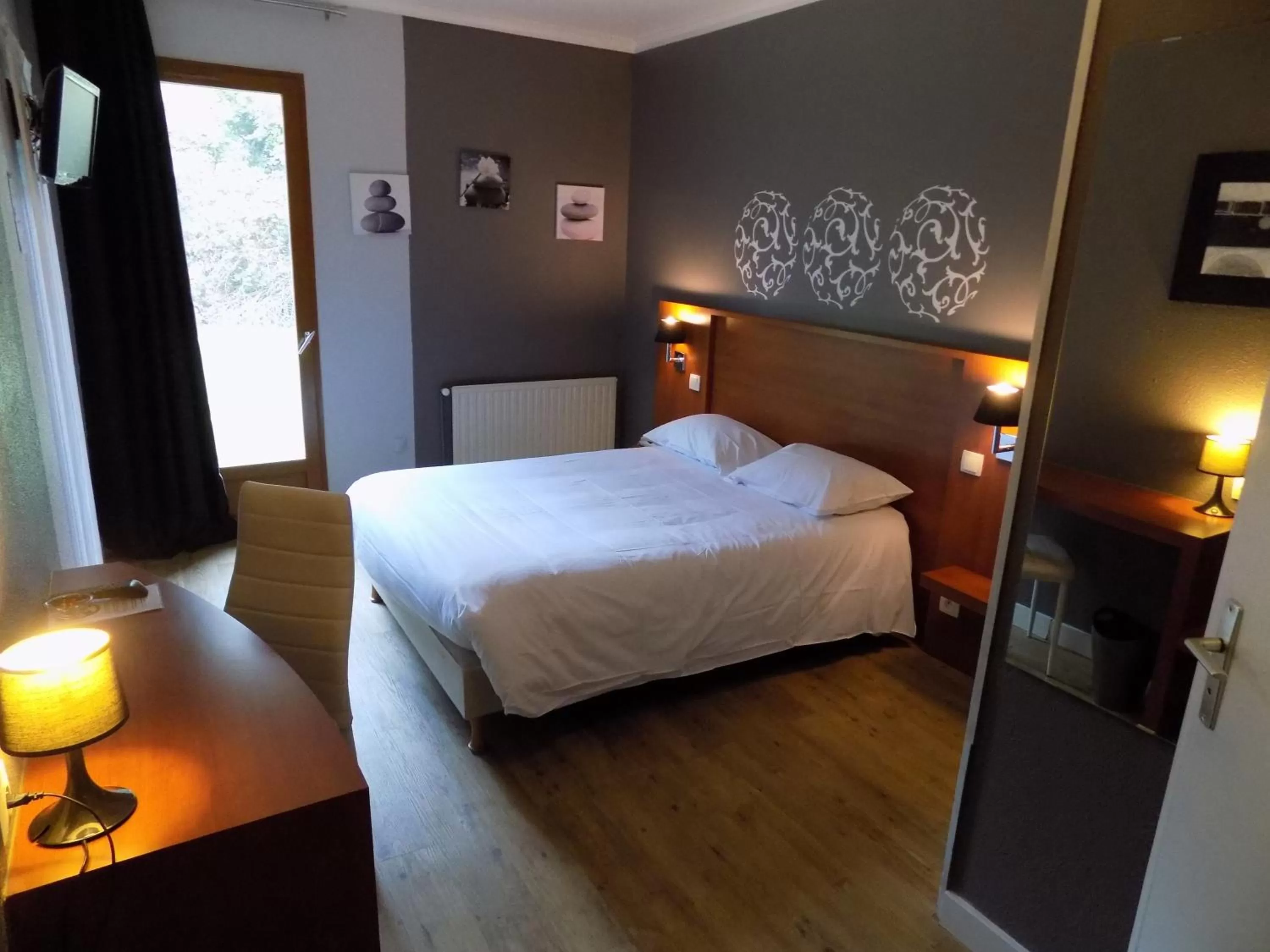 Bed in Hotel Martinez Grenay