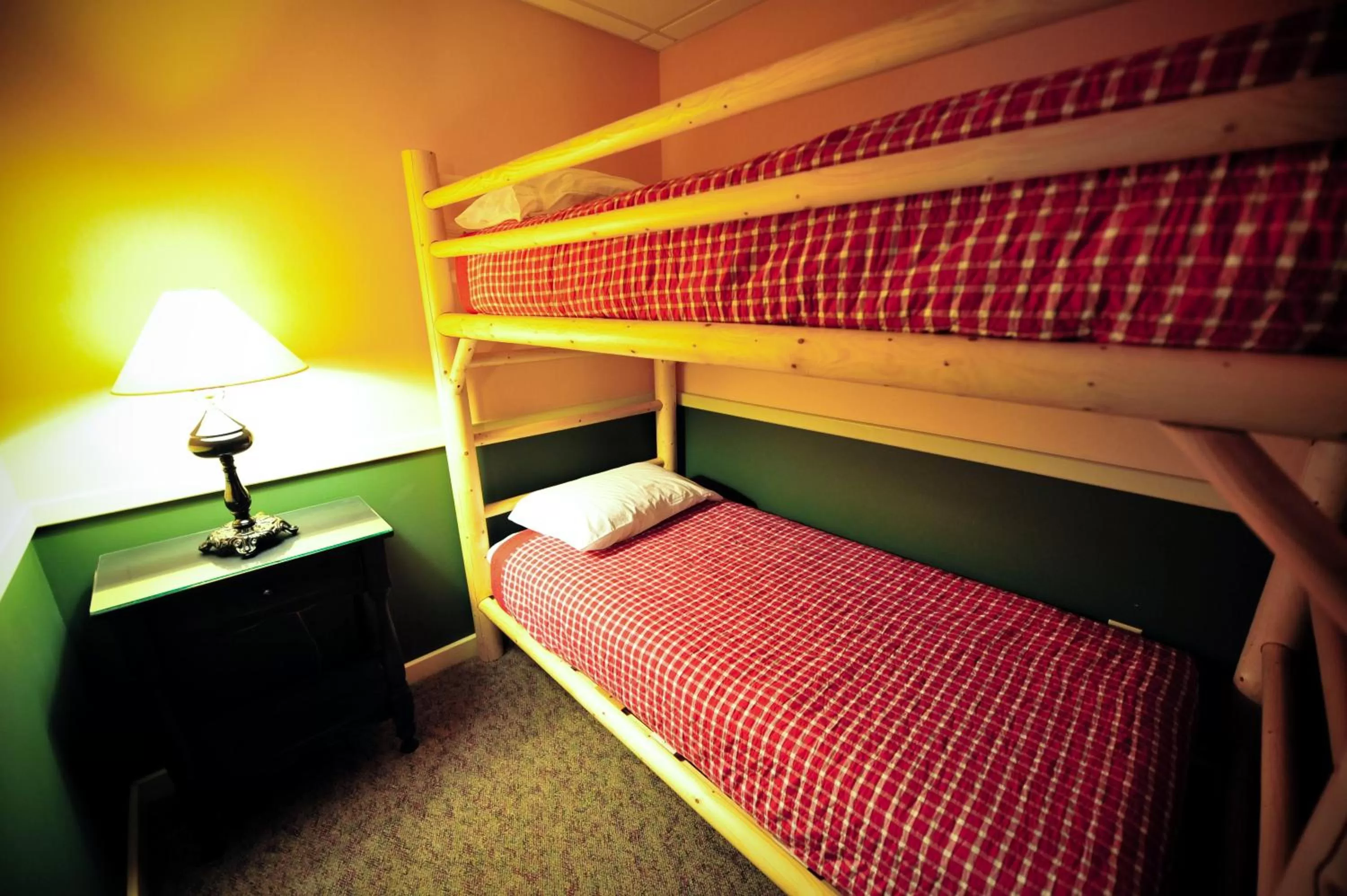 Bed in The Common Man Inn, Spa & Lodge