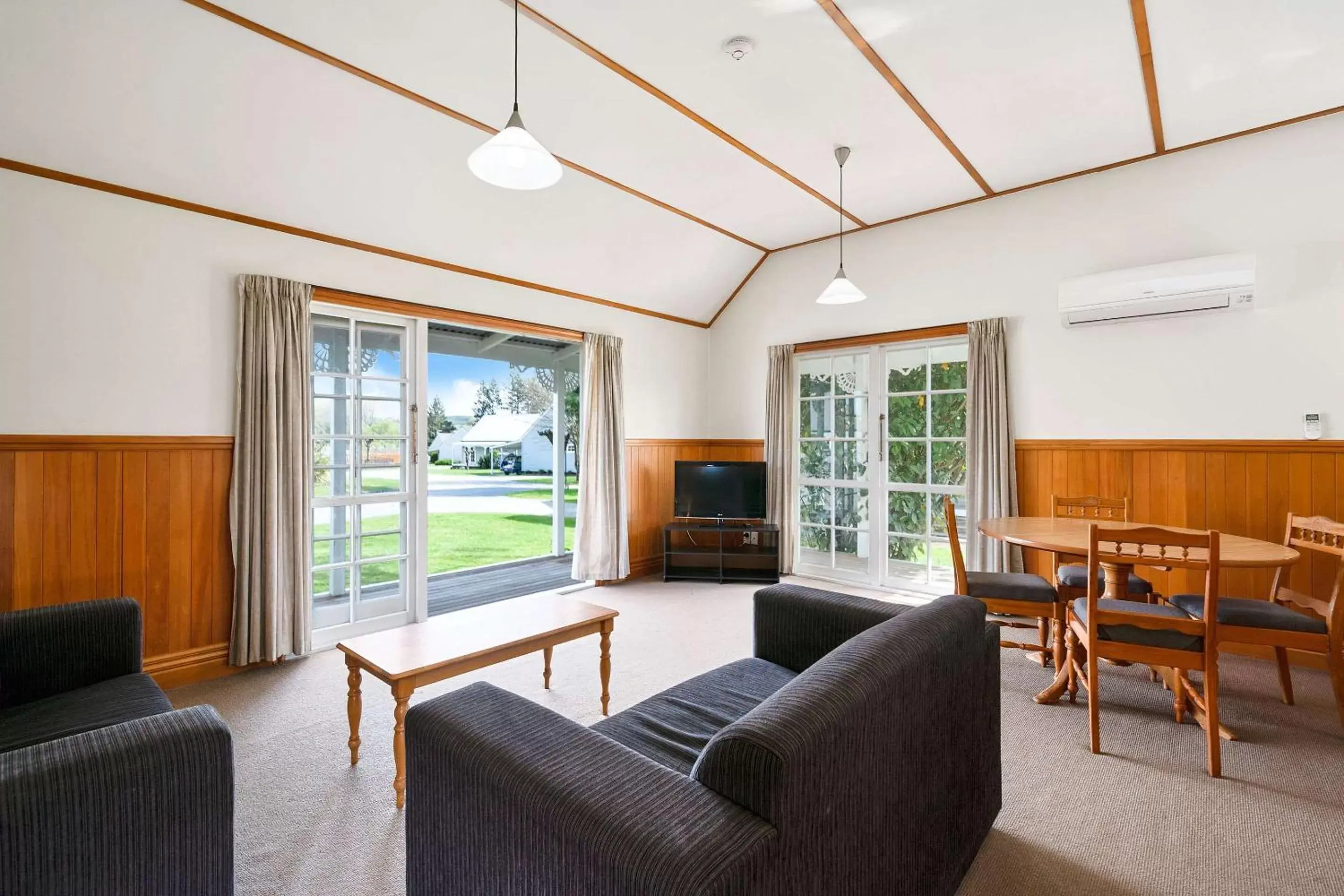 Bedroom, Seating Area in Quality Suites Huka Falls