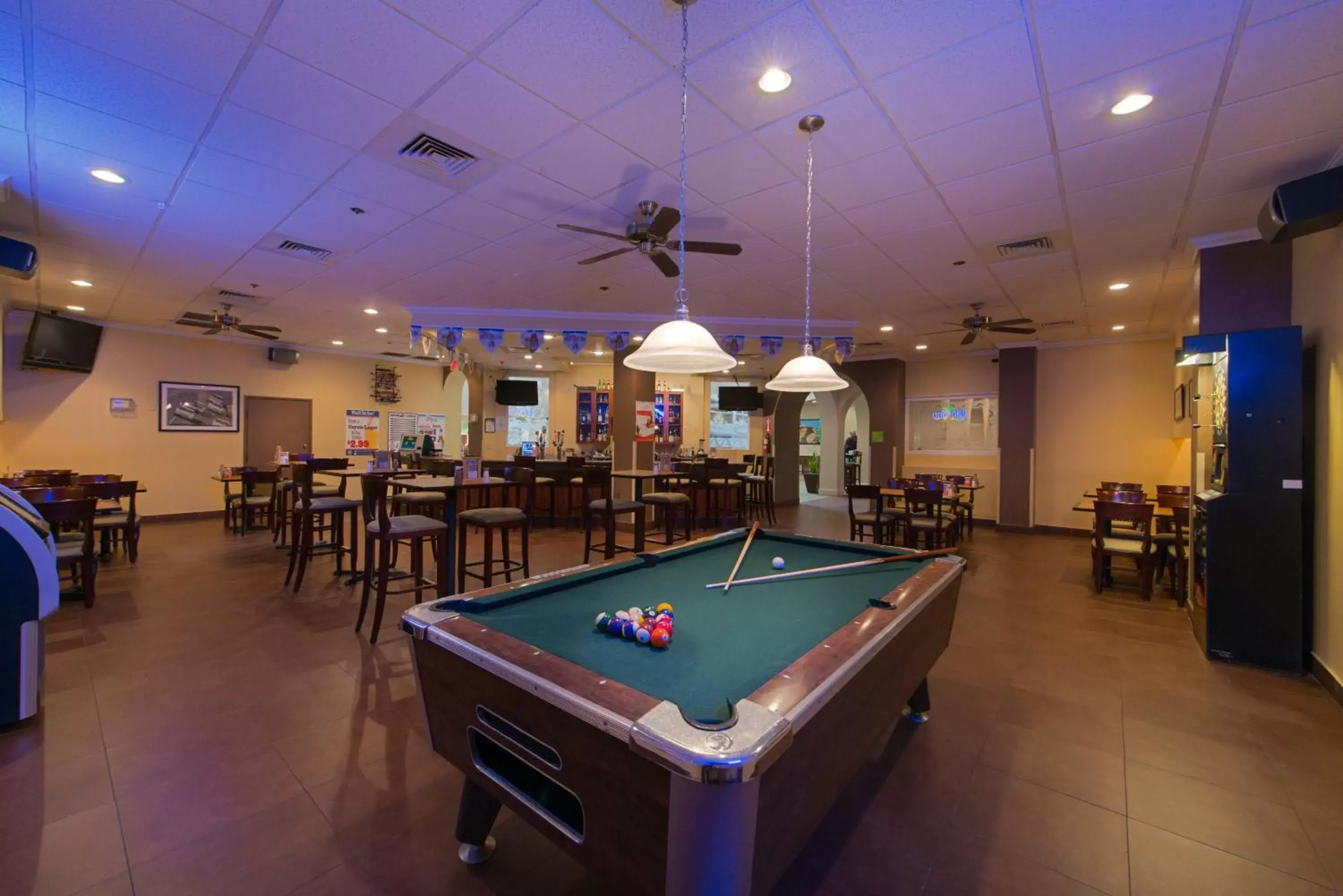 Lounge or bar, Billiards in GreenTree Hotel Phoenix West