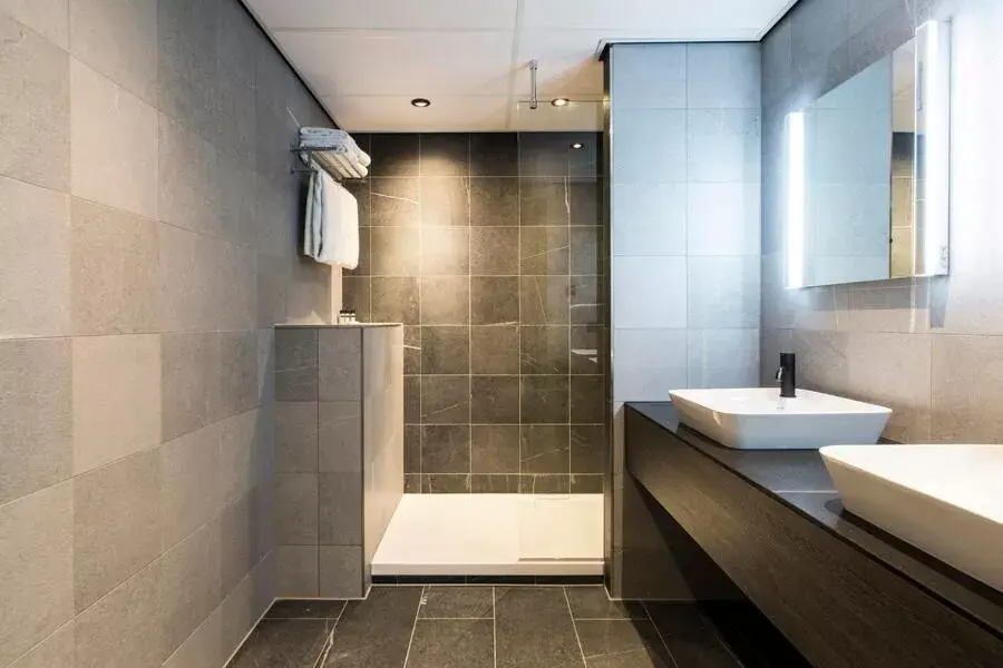 Bathroom in Crown Hotel Eindhoven Centre