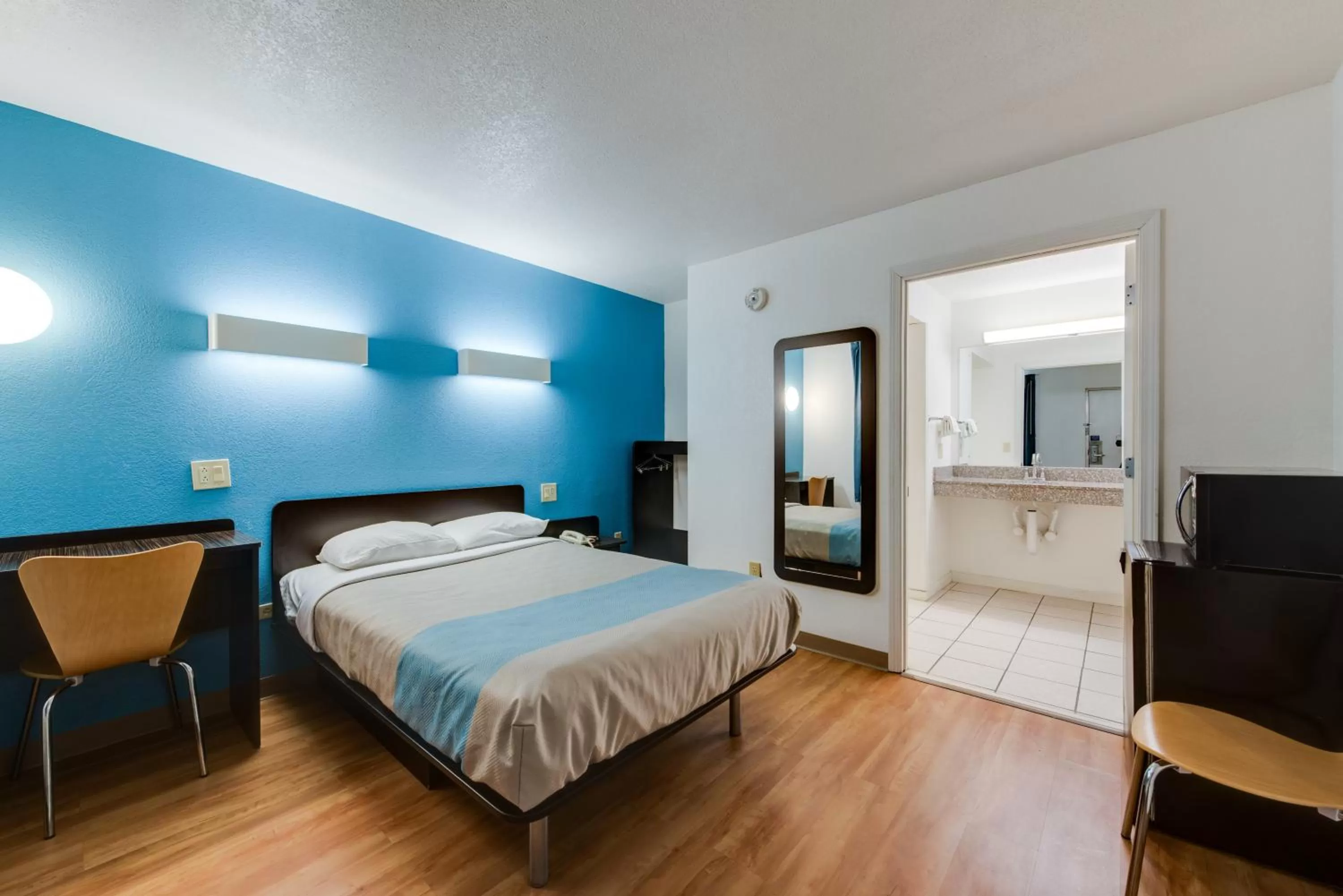 Bedroom, Bed in Motel 6-Kingston, TN