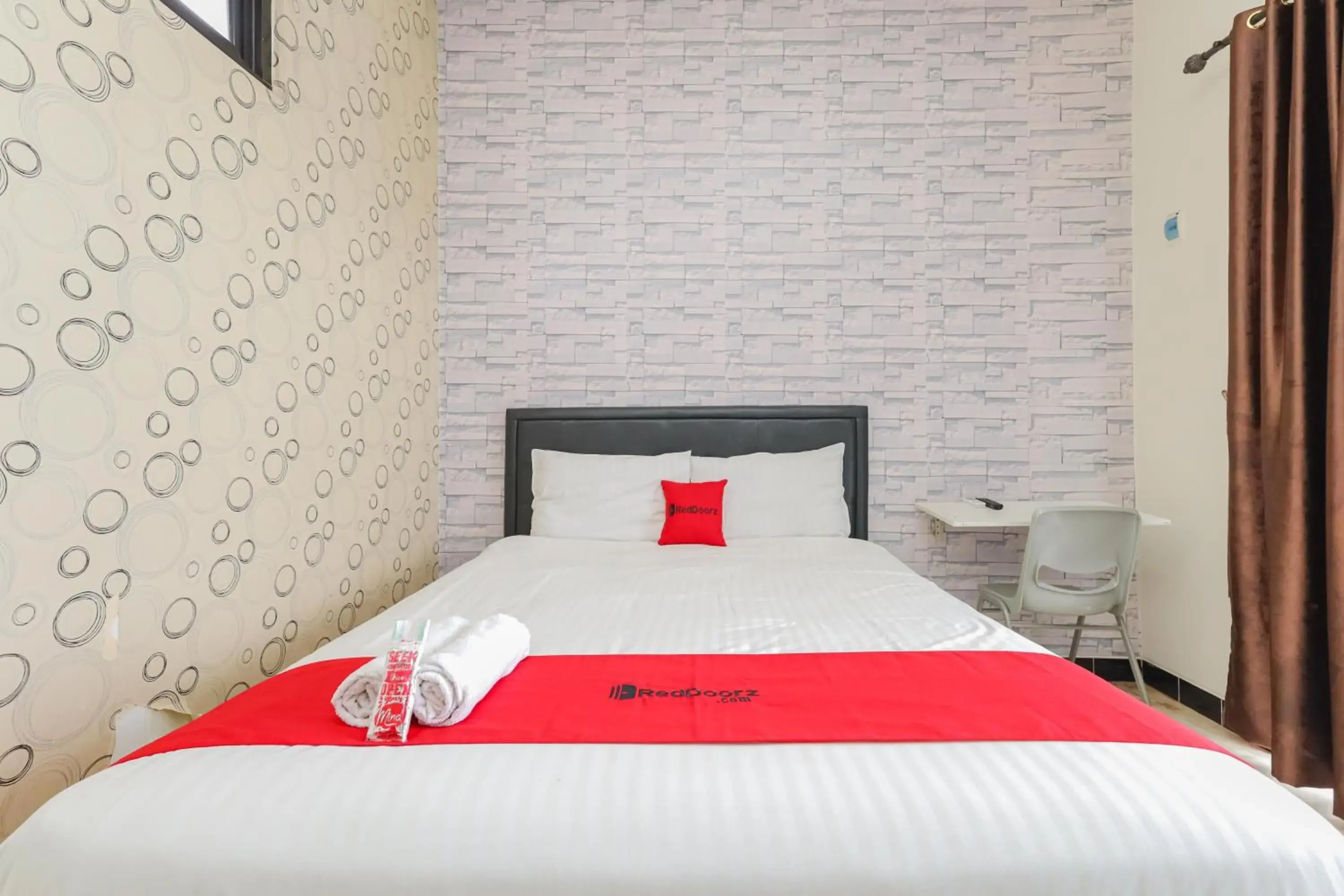 Bed in RedDoorz Syariah near Green Park Jatiwarna