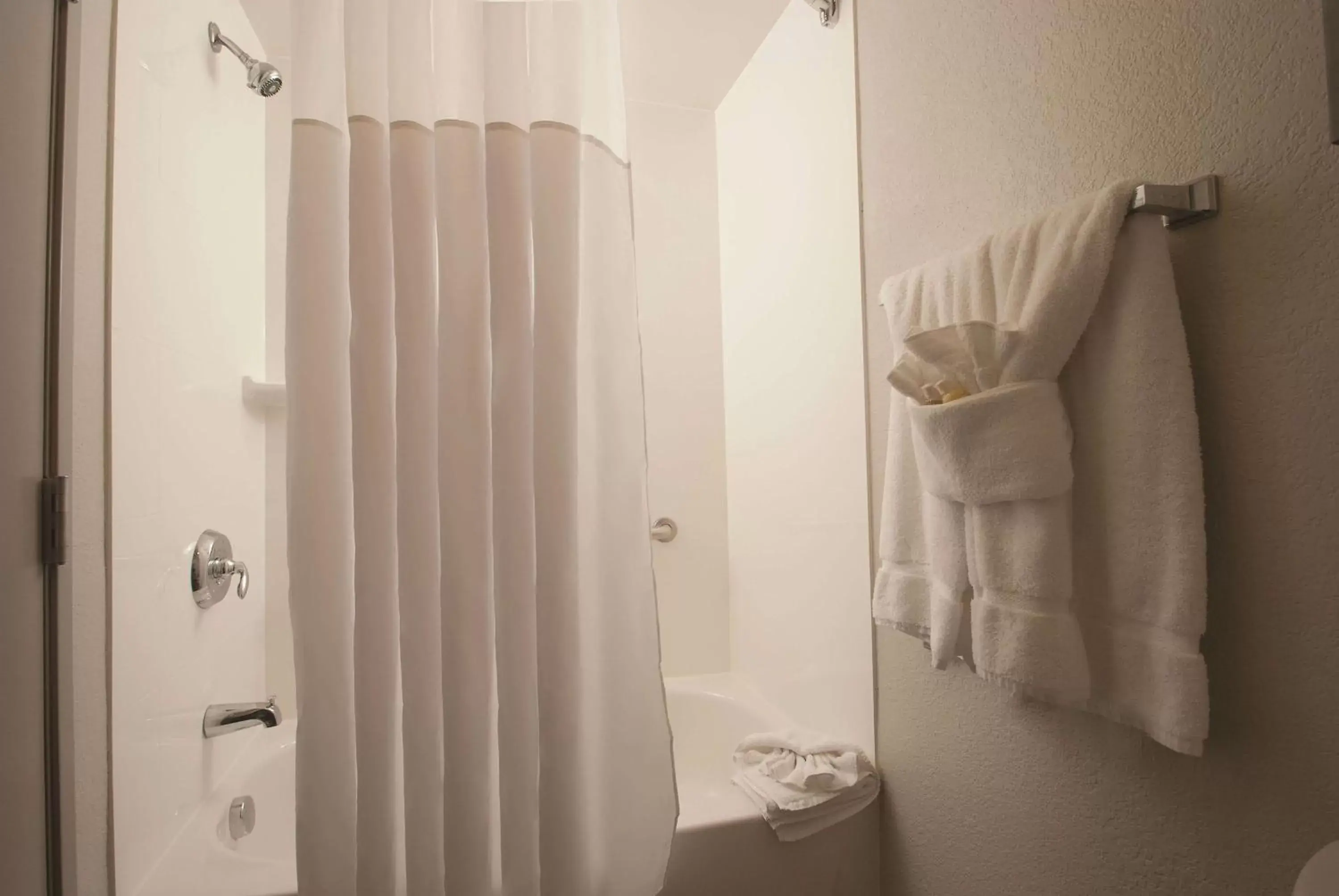 Photo of the whole room, Bathroom in La Quinta by Wyndham Atlanta Airport North