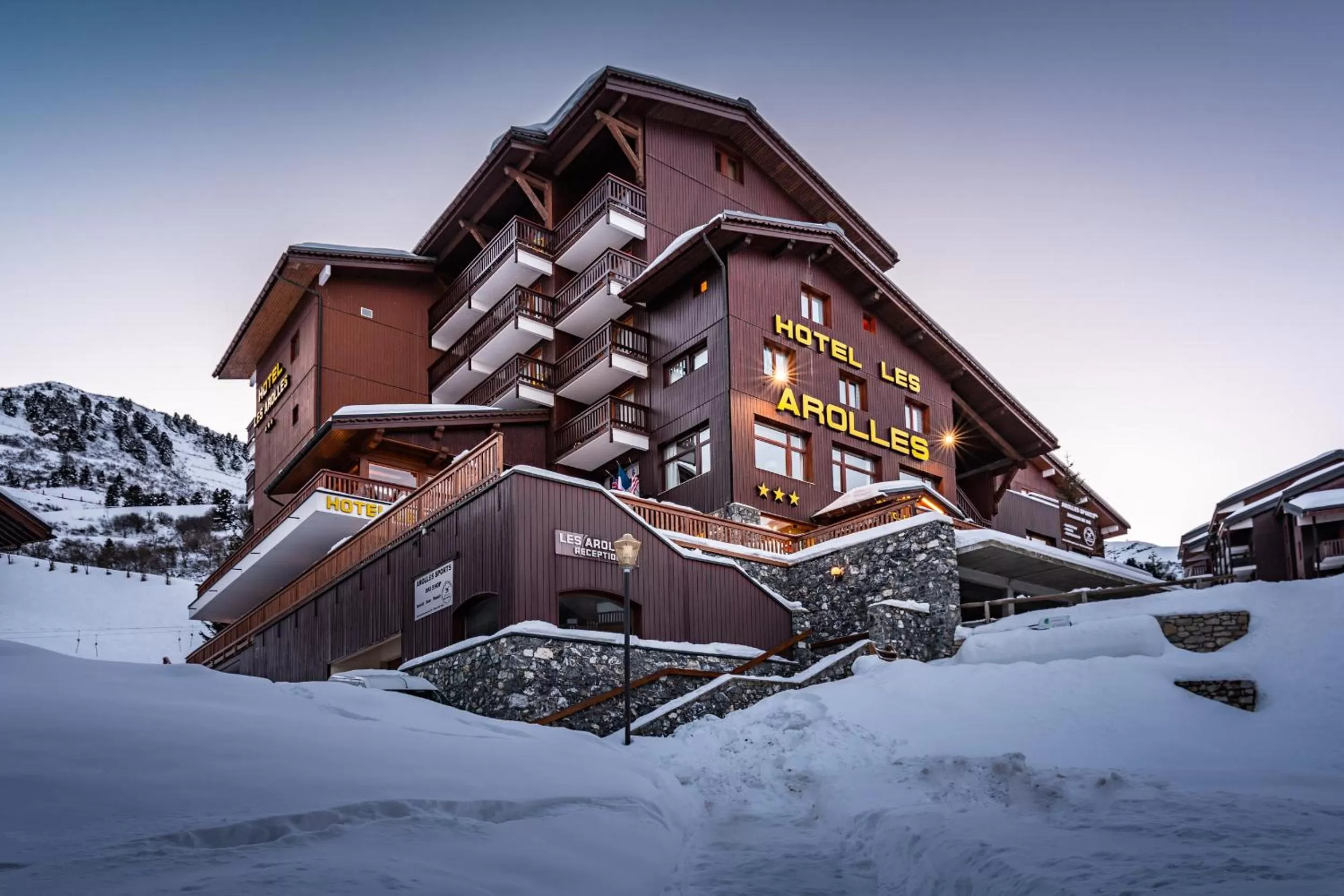 Facade/entrance, Winter in Hotel Les Arolles